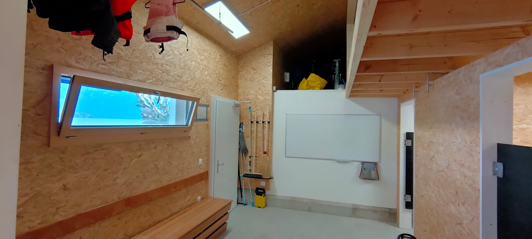 Whiteboard, und Schwingtüren bei Toiletten