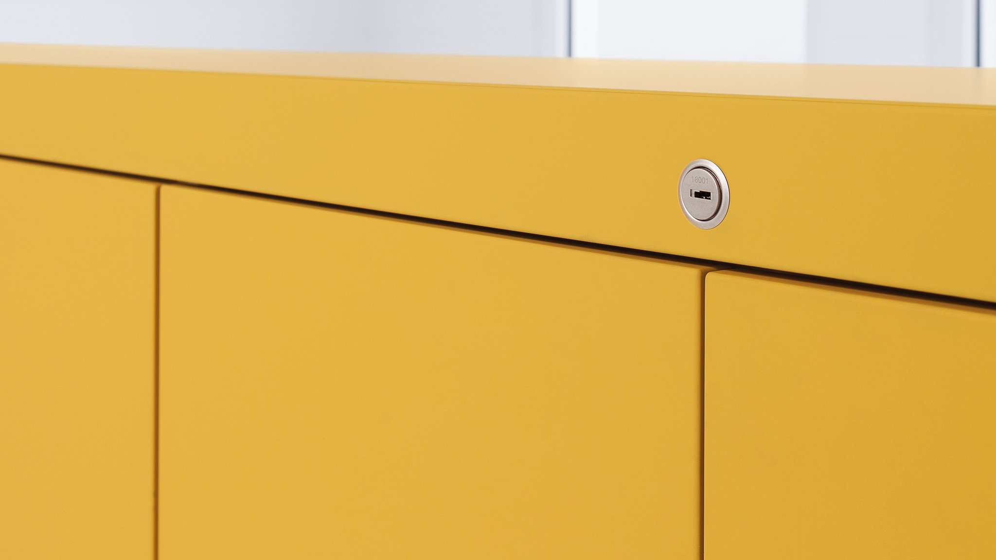 The satin nickel-plated lock with its high-quality, flat appearance is fitted in the top panel at the mid-point, above the hinged doors.