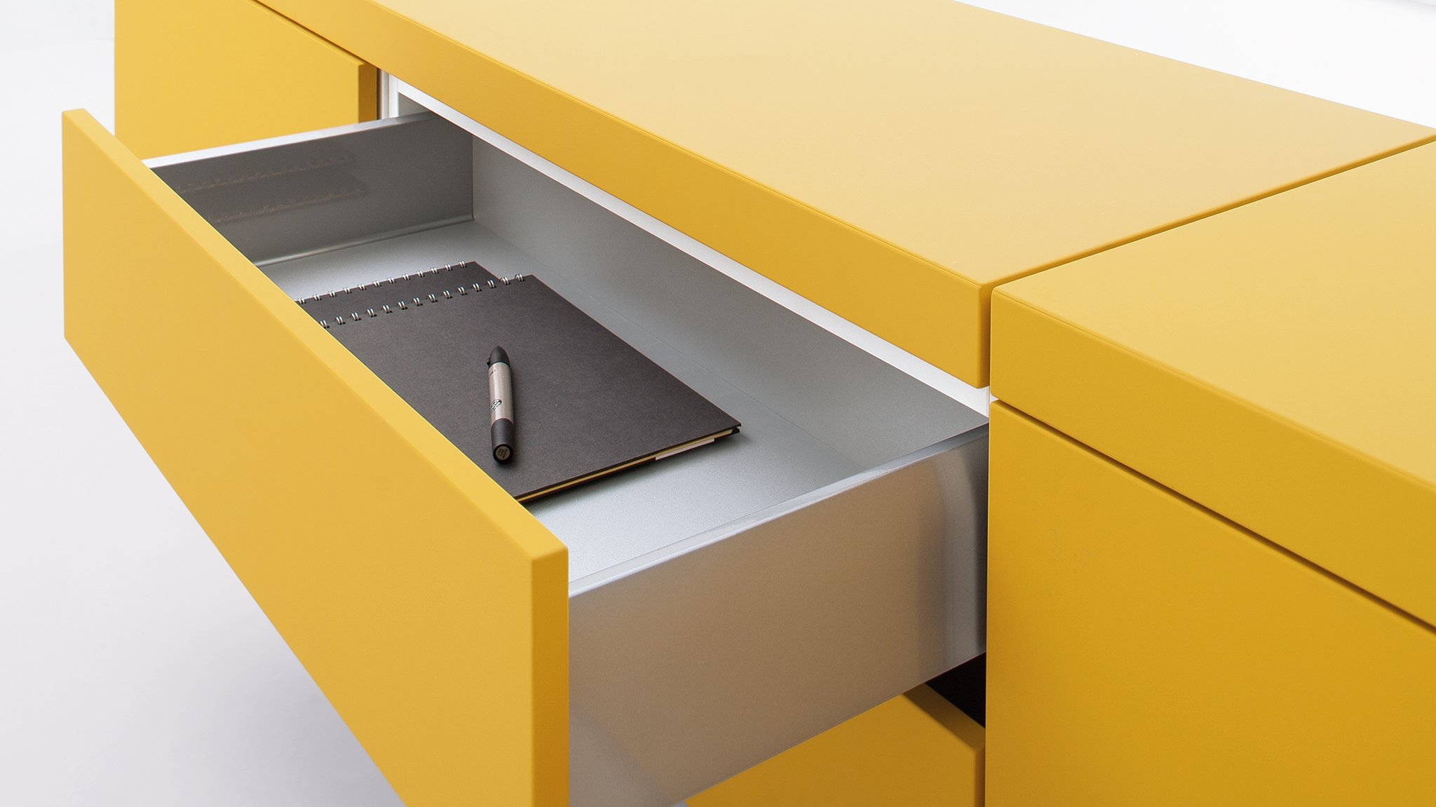 All of the closure options can be used without handles and can be opened by pressing gently on the front.