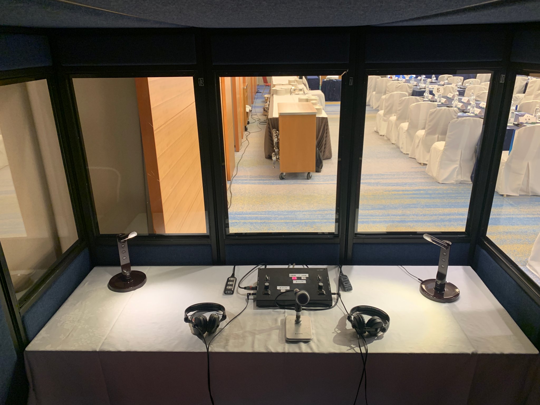 同時通訳ブース