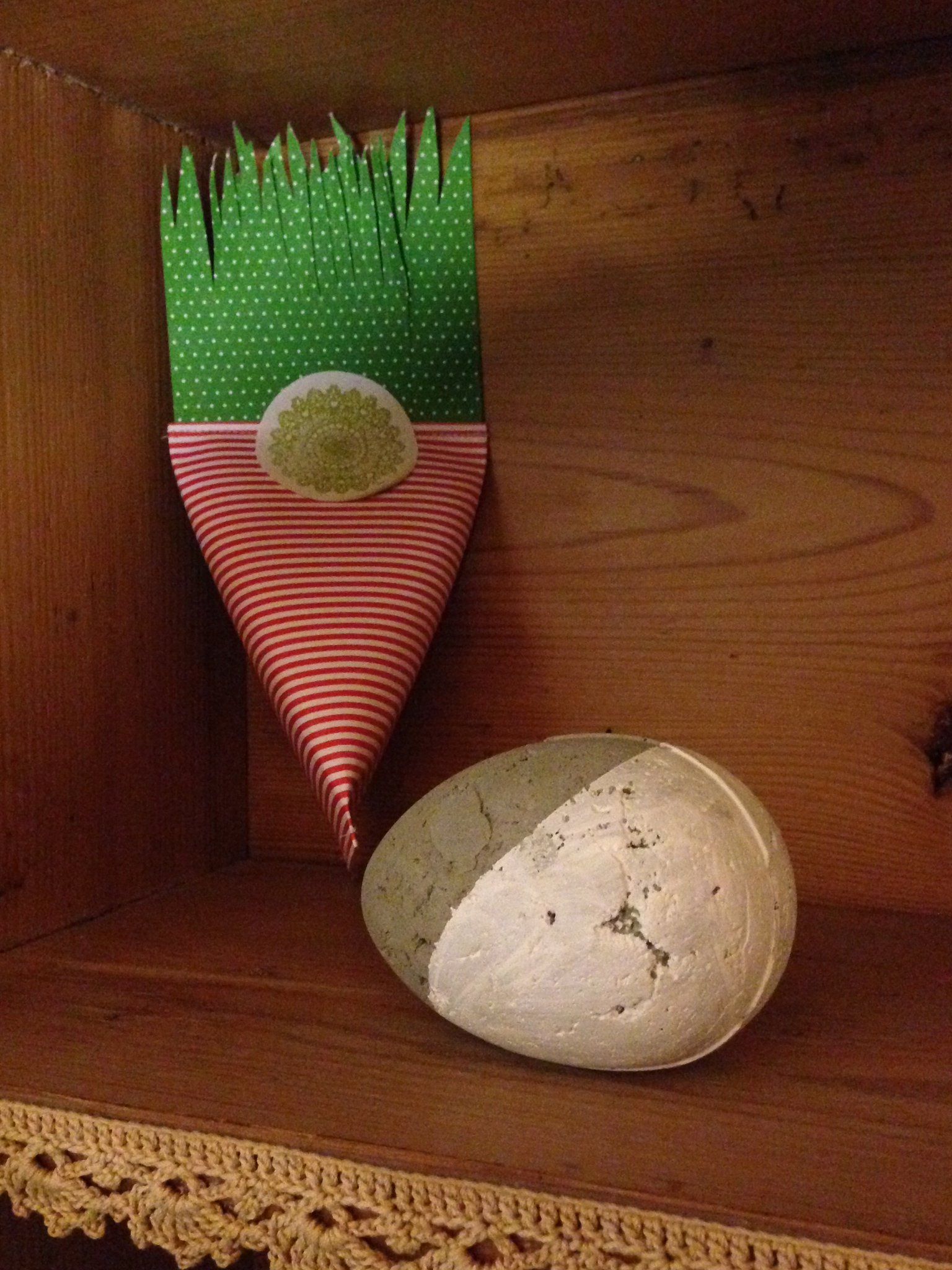 Beton Ei und Papier Rüebli