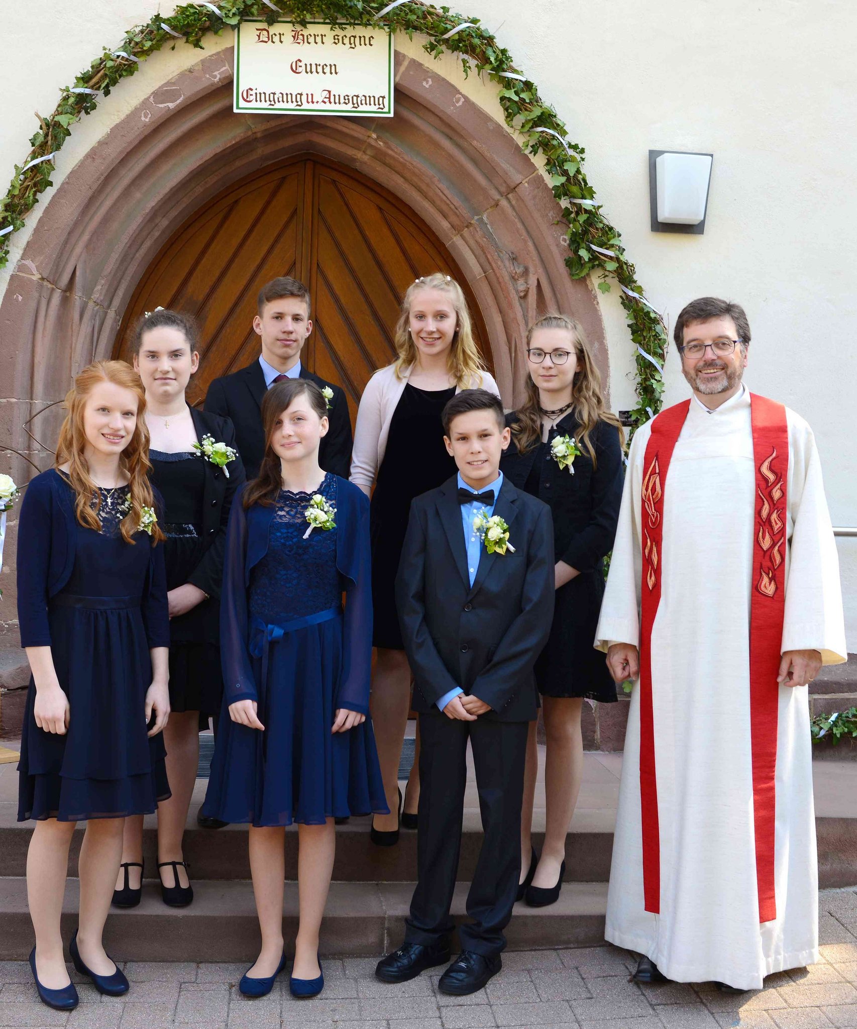 2018: Von links: Sarah Hörrmann, Polina Lechler, Jonas Dehmel, Marit Roller, Luisa Köhler, Fynn Gayer, Kaja Nowak und Pfr. Hartmut Heugel.