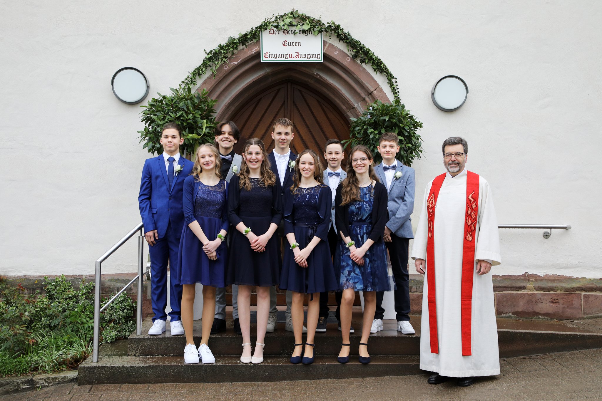 2024: Von links sind zu sehen: Joshua Proß, Naomi Rempp, Matthias Dehmel, Amelie Röhm, Jannik Buchali, Marie Gärtner, Noa Braun, Hanna Niethammer, Cornelius Dreher und Pfr. Heugel