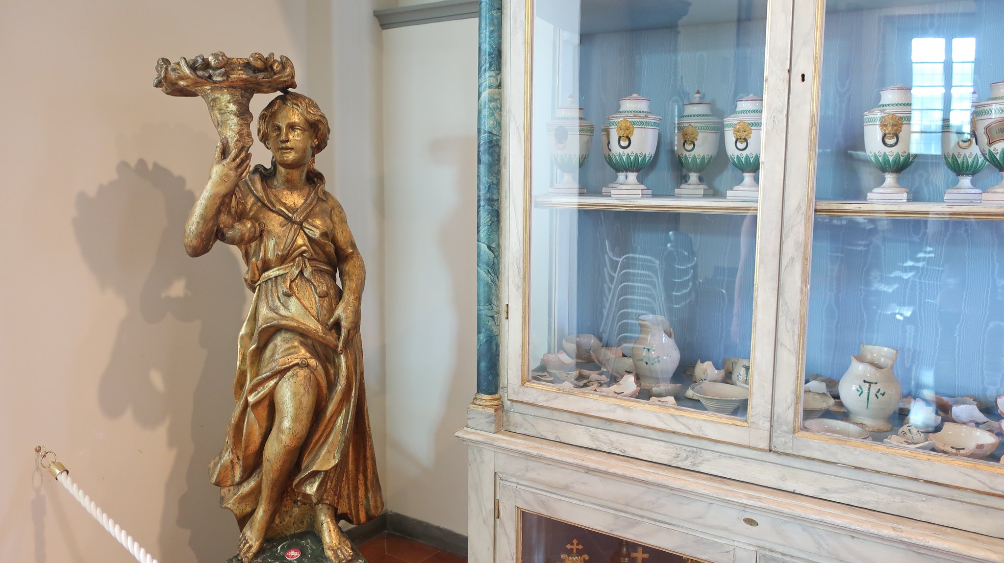 法王マルティーノ5世記念室の薬品棚