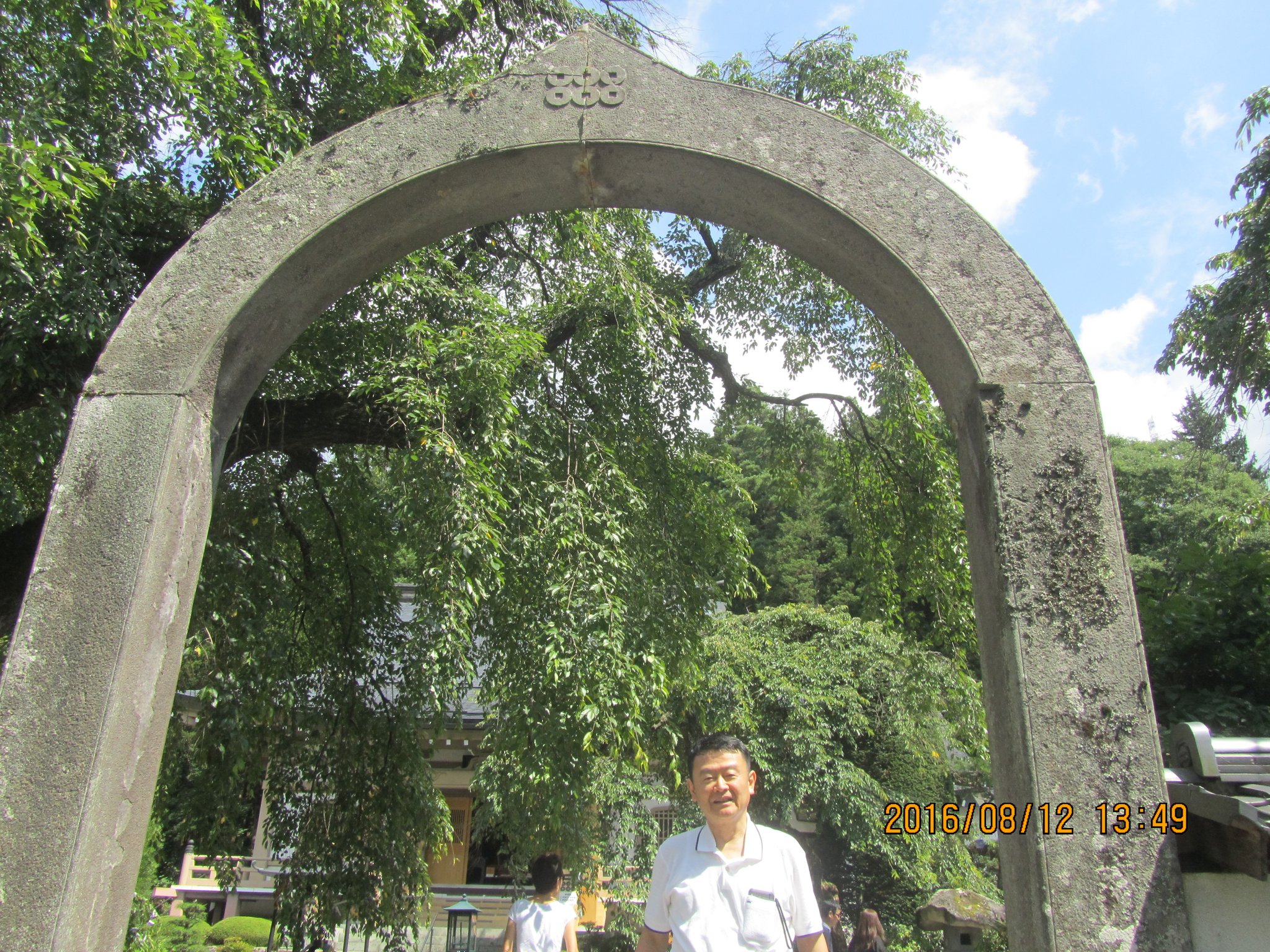 長谷寺（ちょうこくじ）。真田家の菩提寺です。アーチ型の石門は創建当時の物で、上部に刻まれた六文銭は真田家の矜持（きょうじ）を示しています。