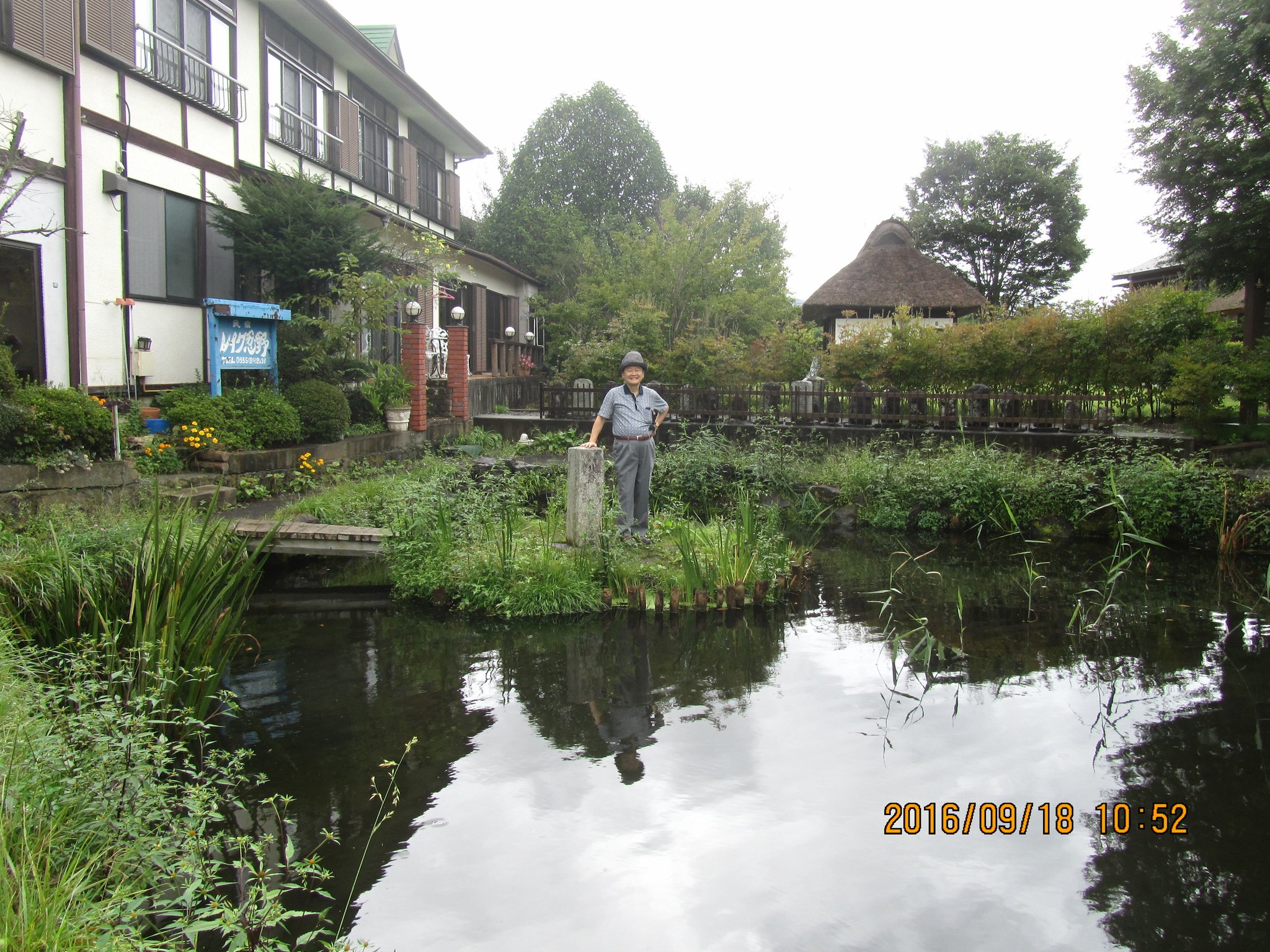 菖蒲池（しょうぶいけ）。昔、この池の近くに住む夫婦の夫が肺の病にかかりました。妻がこの池の水を浴びて身を清め、一心不乱に祈ると、「池の菖蒲を夫の身に巻けば、病魔は退散する」という神のお告げがありました。その通りにすると、夫の病が治りました。