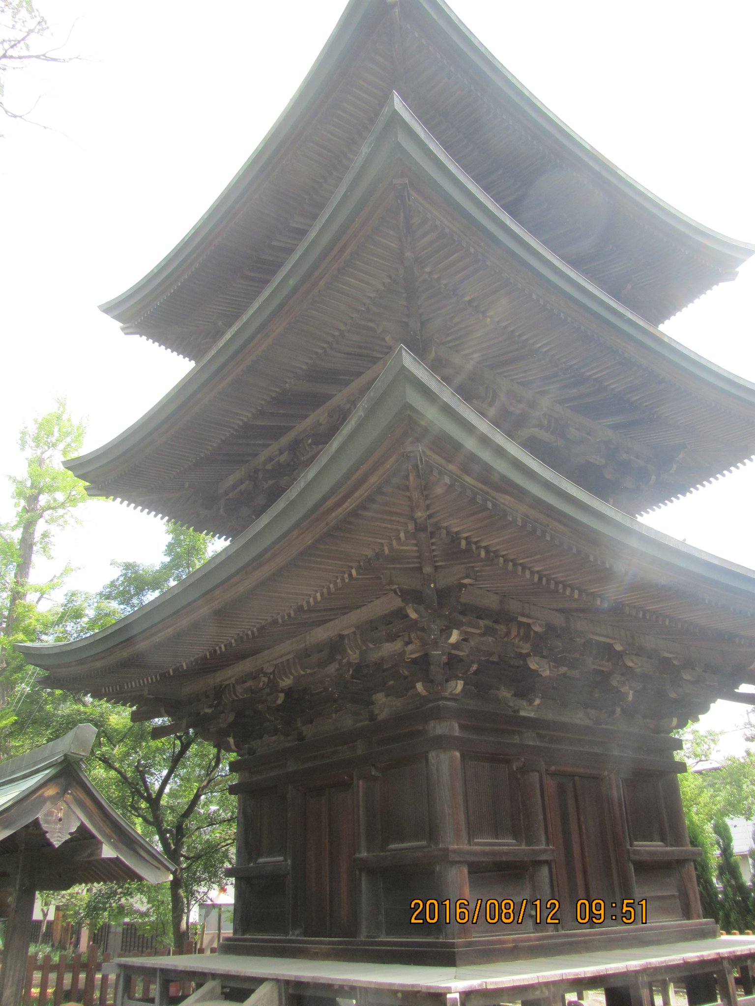 境内の三重塔は国の重要文化財です。