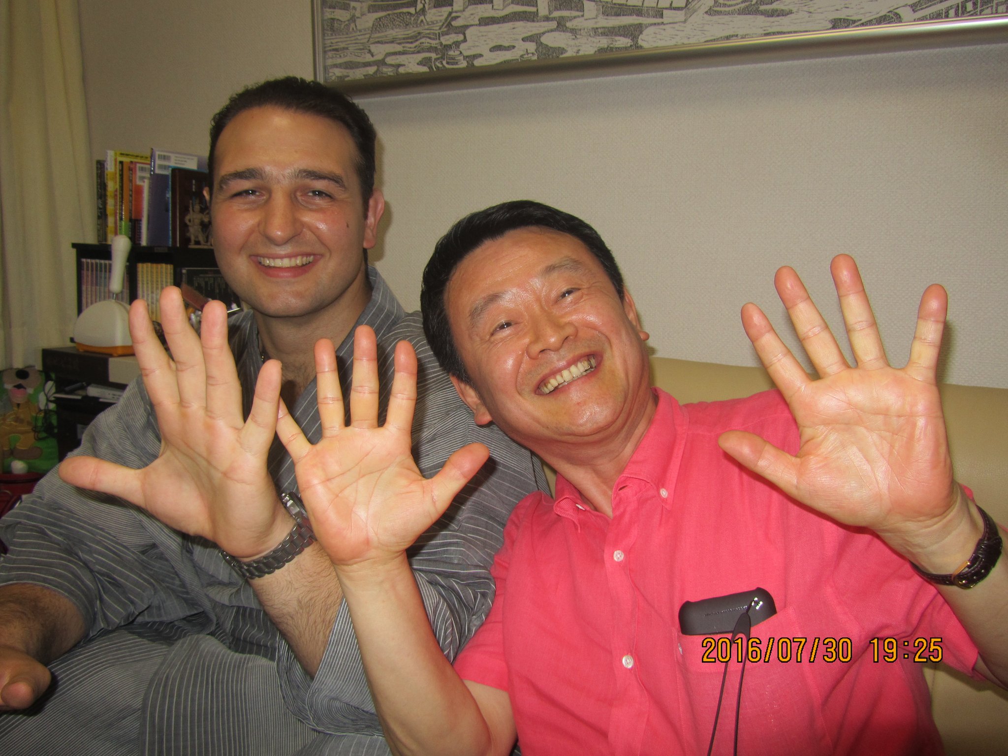 親方の手は軍配のような大きさでした。