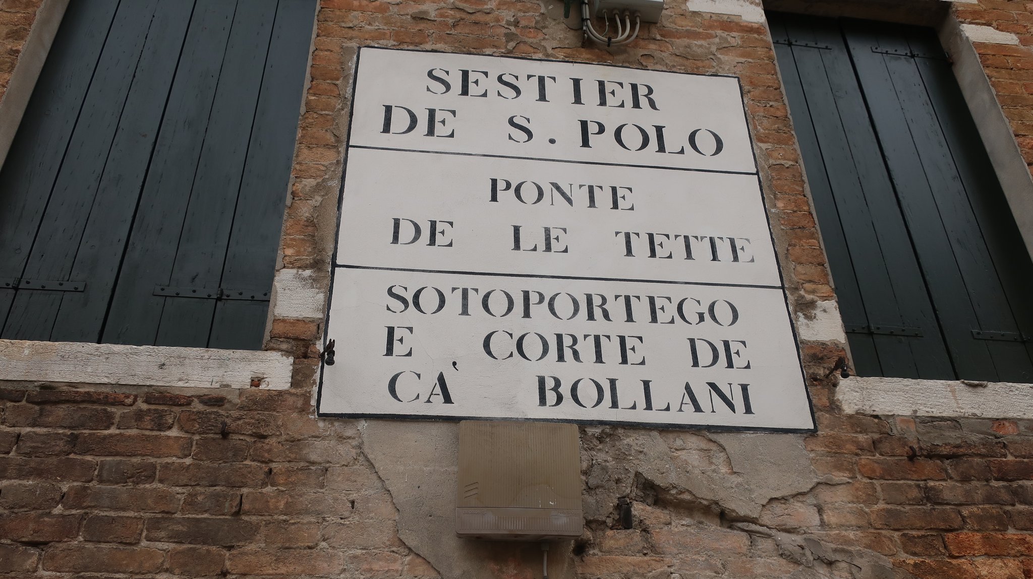 娼館に掲げられたオッパイ橋の案内