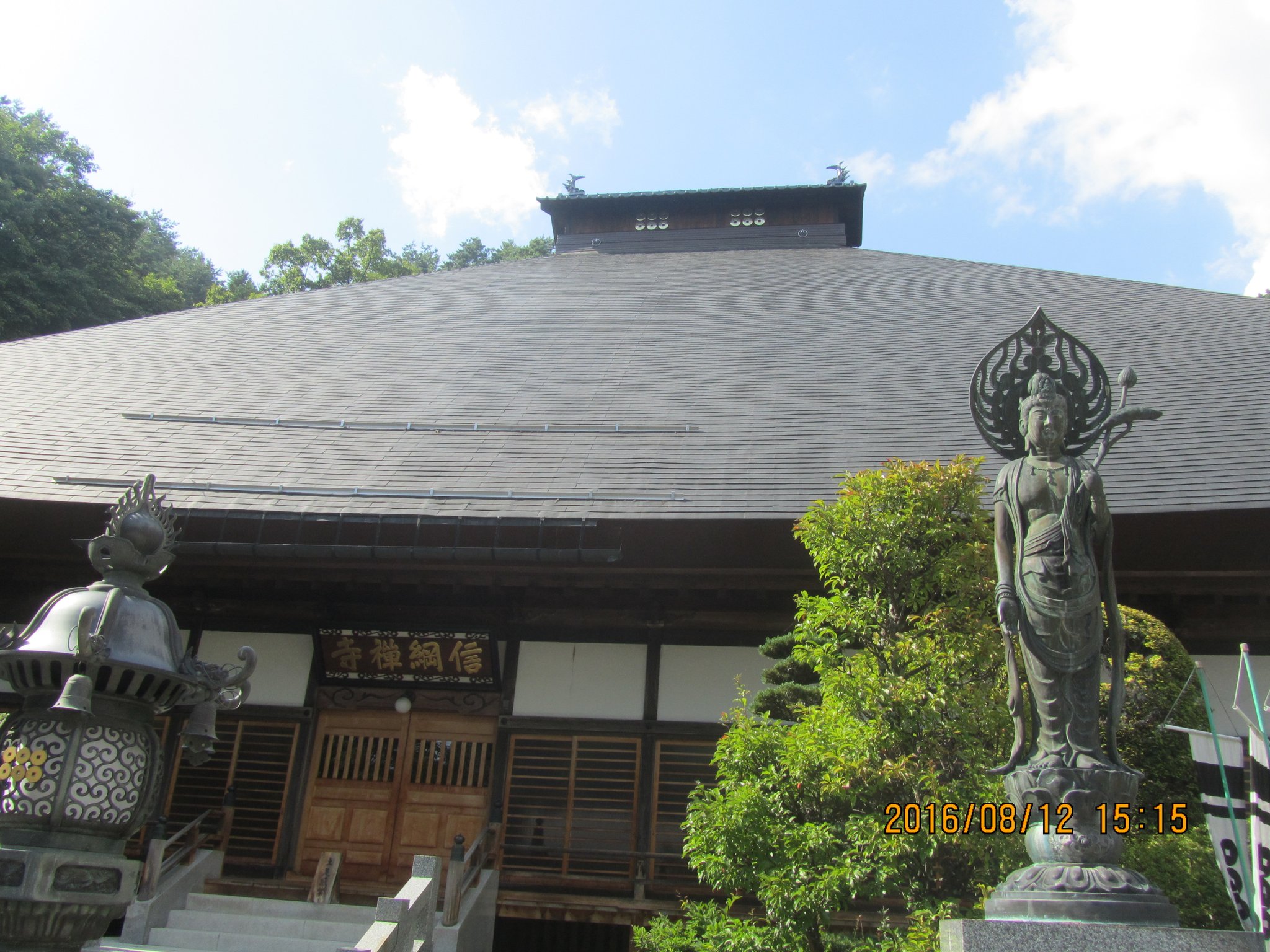 本堂の頂（いただき）にはやはり六文銭。