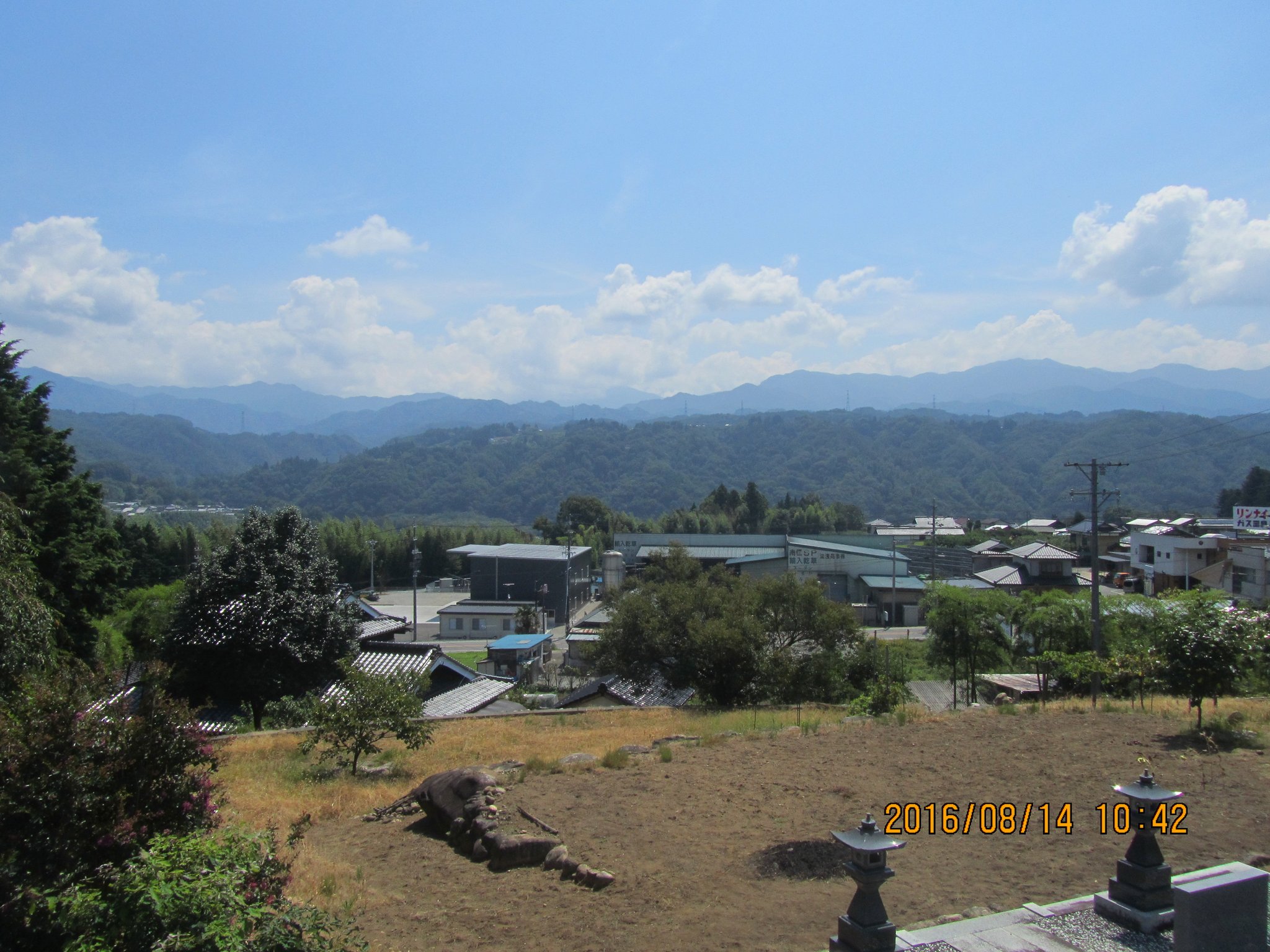 城の一帯が西から東に突出した形状をしており、船を山上に置いたように見える事から、船山城と呼ばれました。