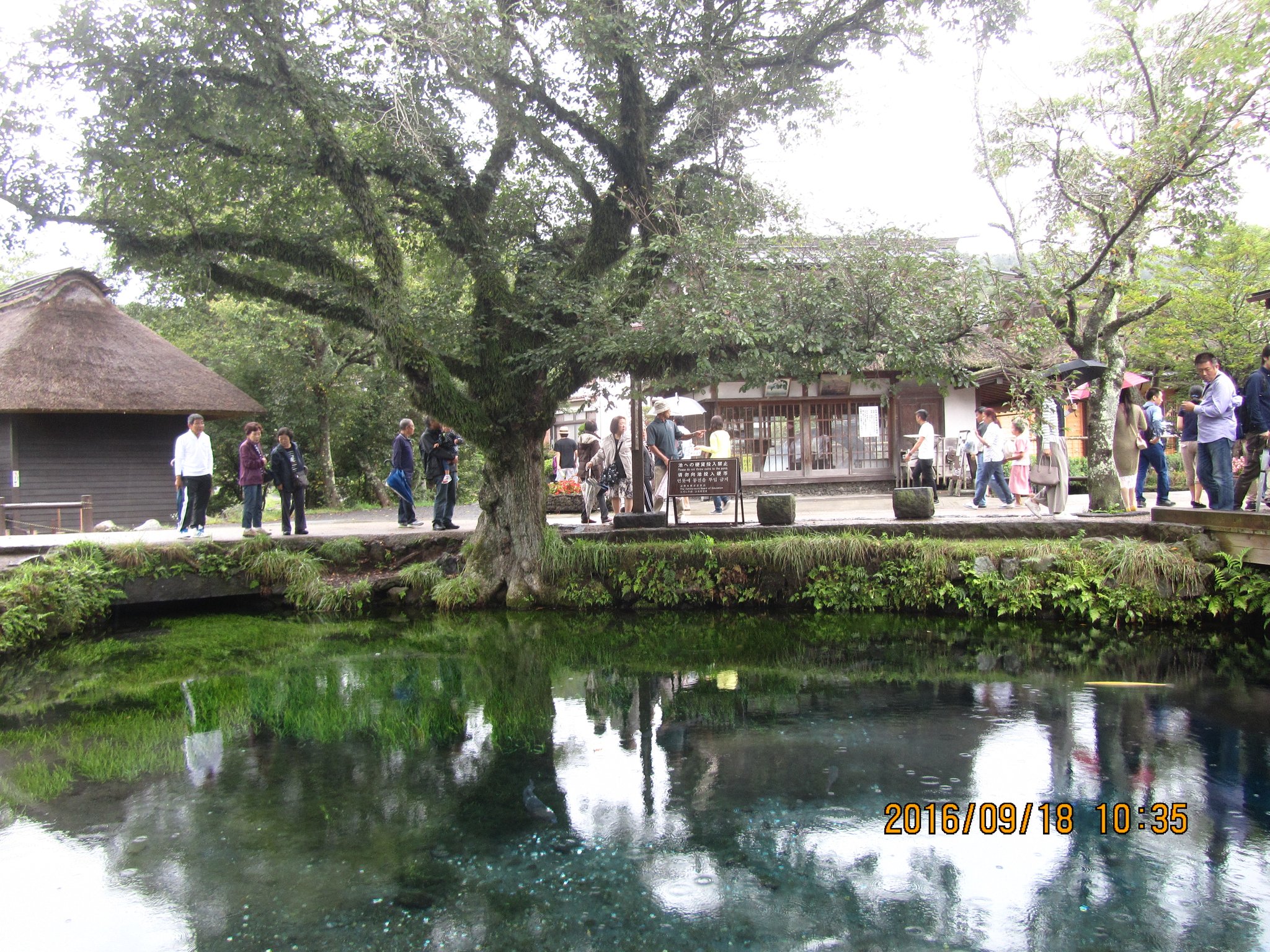 その時、「永久に私を敬（うやま）うなら、皆に水を与えよう」という美しい声が聞こえました。その主が、木花之咲耶姫命（このはなさくやひめのみこと）です。