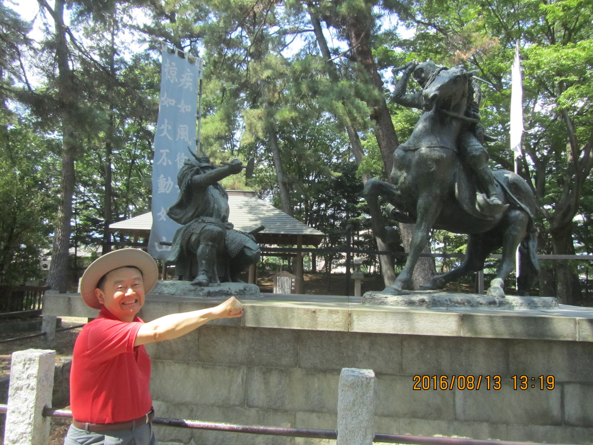 武田陣の本陣に攻め入った上杉謙信の太刀（たち）を、信玄が床几（しょうぎ）に腰掛けたまま軍配（ぐんばい）団扇（うちわ）で受け止めました。