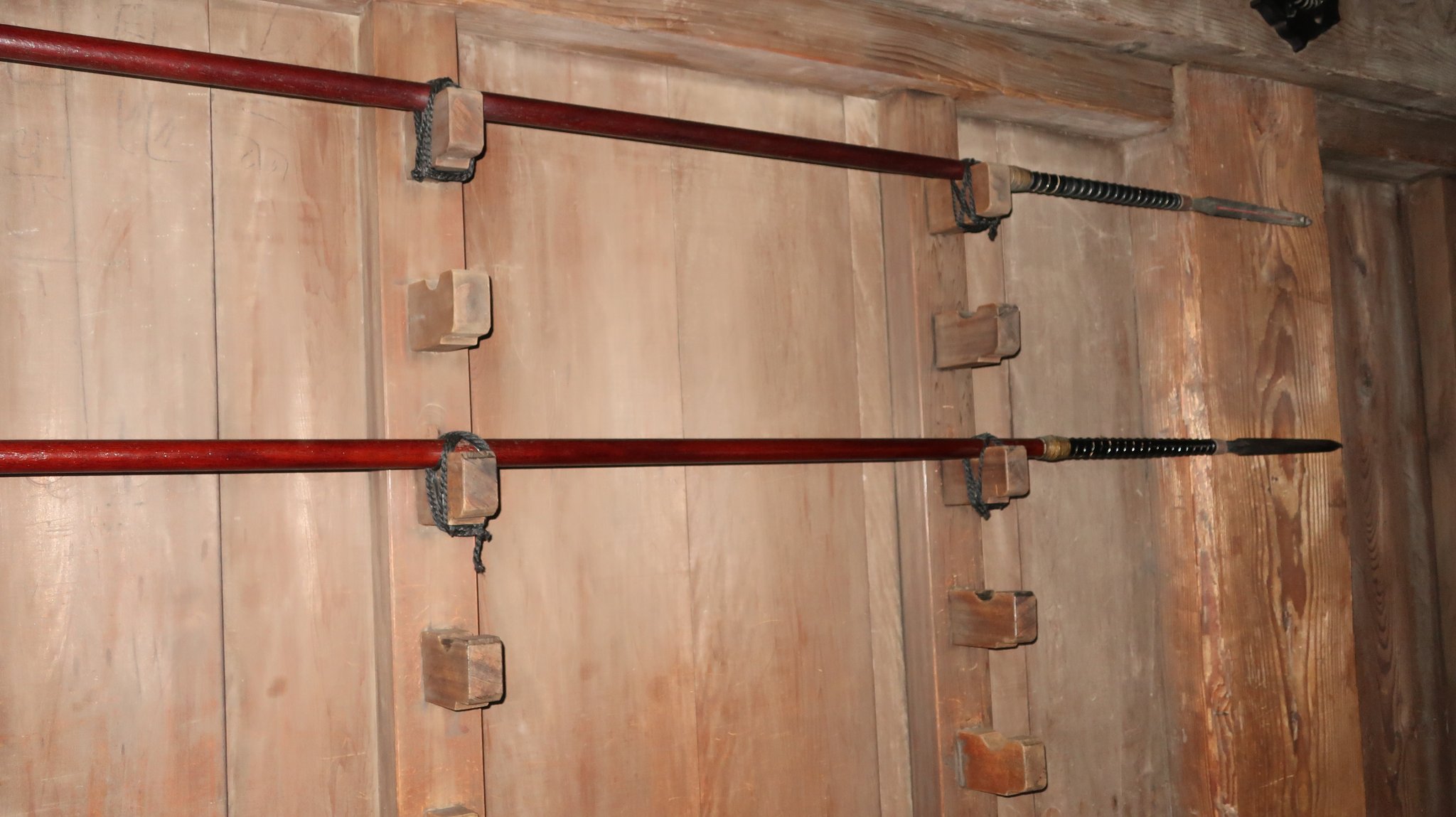 戦（いくさ）の際にすぐ応戦できるよう、武具掛けを備えています。これは槍（やり）です。