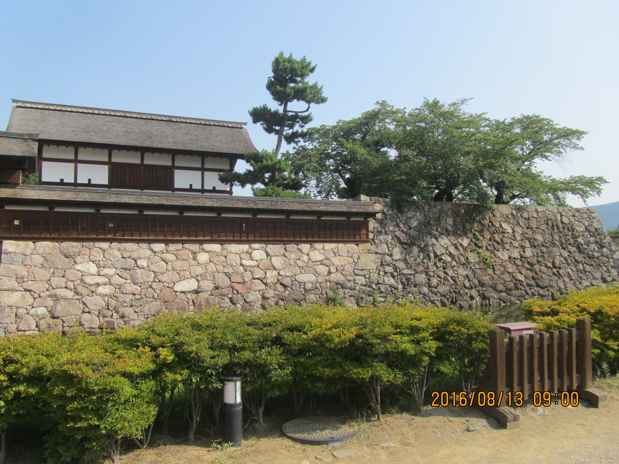 東軍に付いた結果として生き延びた信幸は、信之と改名させられはしましたが、以後、真田当主として家門存続に心を砕きました。松代移封は寝耳に水の事態でしたが、初代藩主として、その後10代250年に亘り10万石の城下町として明治維新まで栄える礎（いしずえ）を築きました。