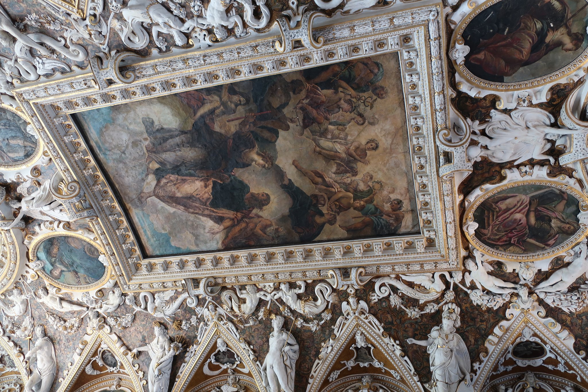 「謁見の間」の天井の板絵（ヴェロネーゼ作）