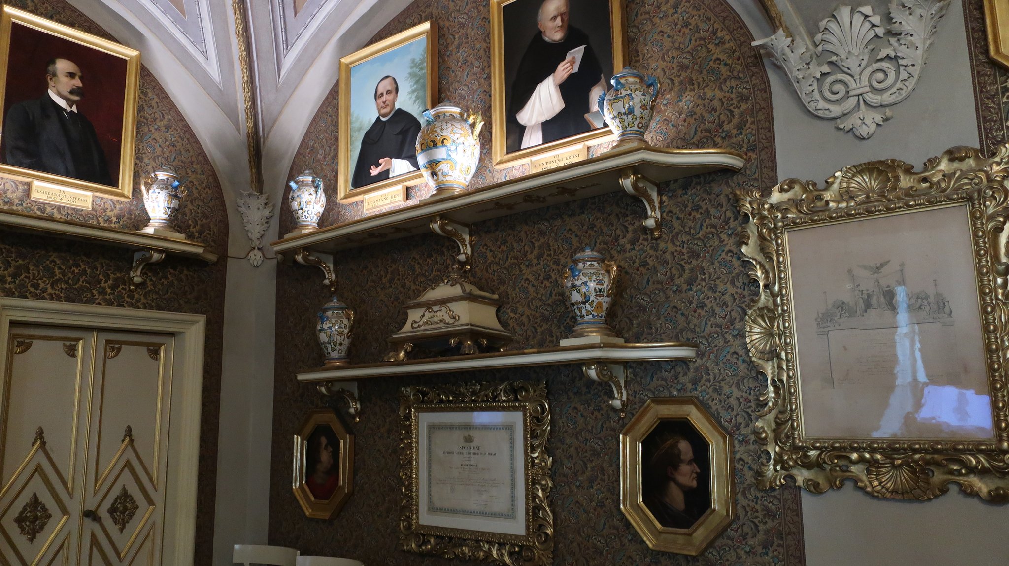 薬を入れた陶器の壺