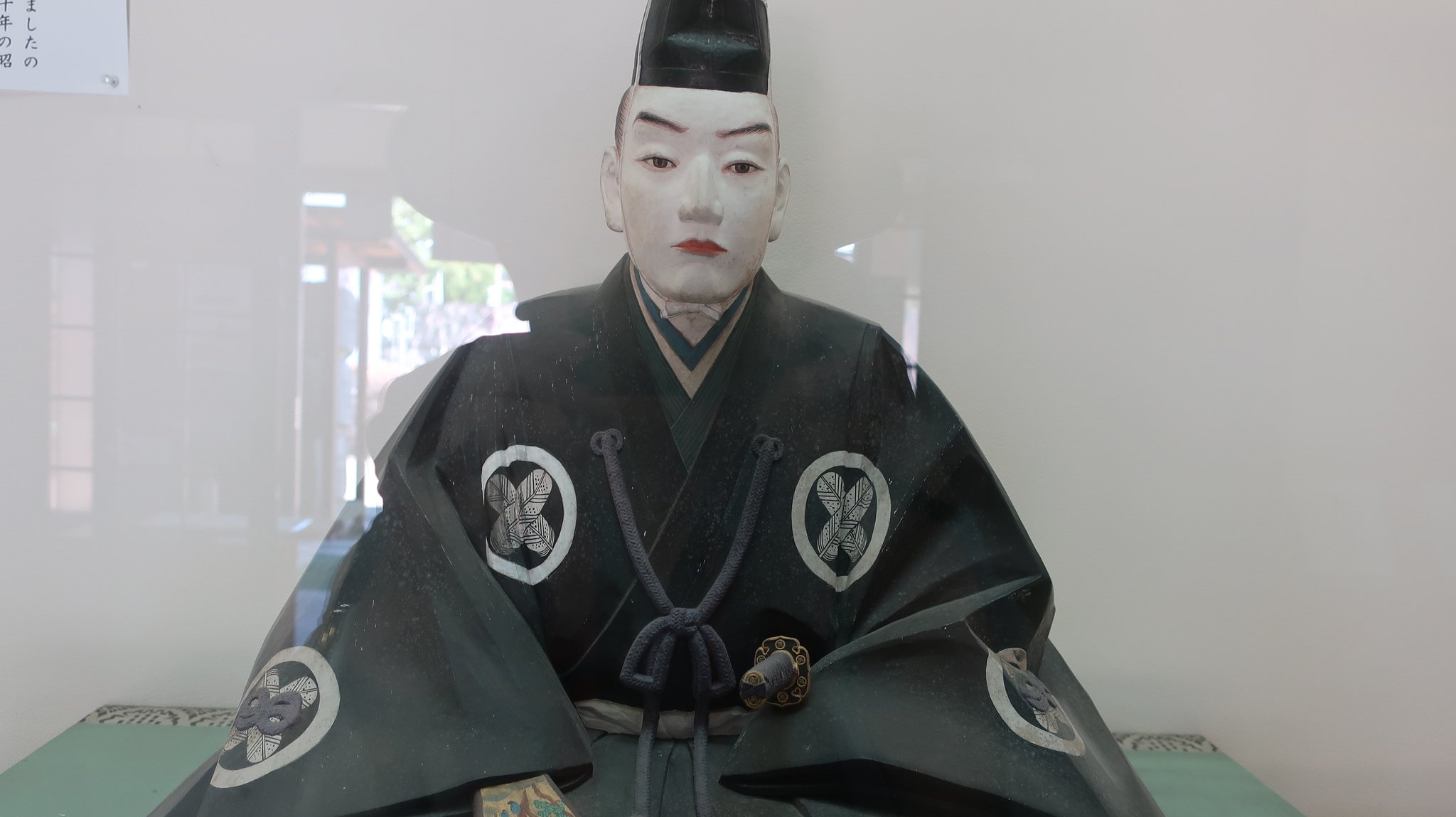 浅野長矩は江戸城にて吉良（きら）上野介（こうずけのすけ）に斬りかかるという刃傷事件を起こし、罰として切腹させられました。