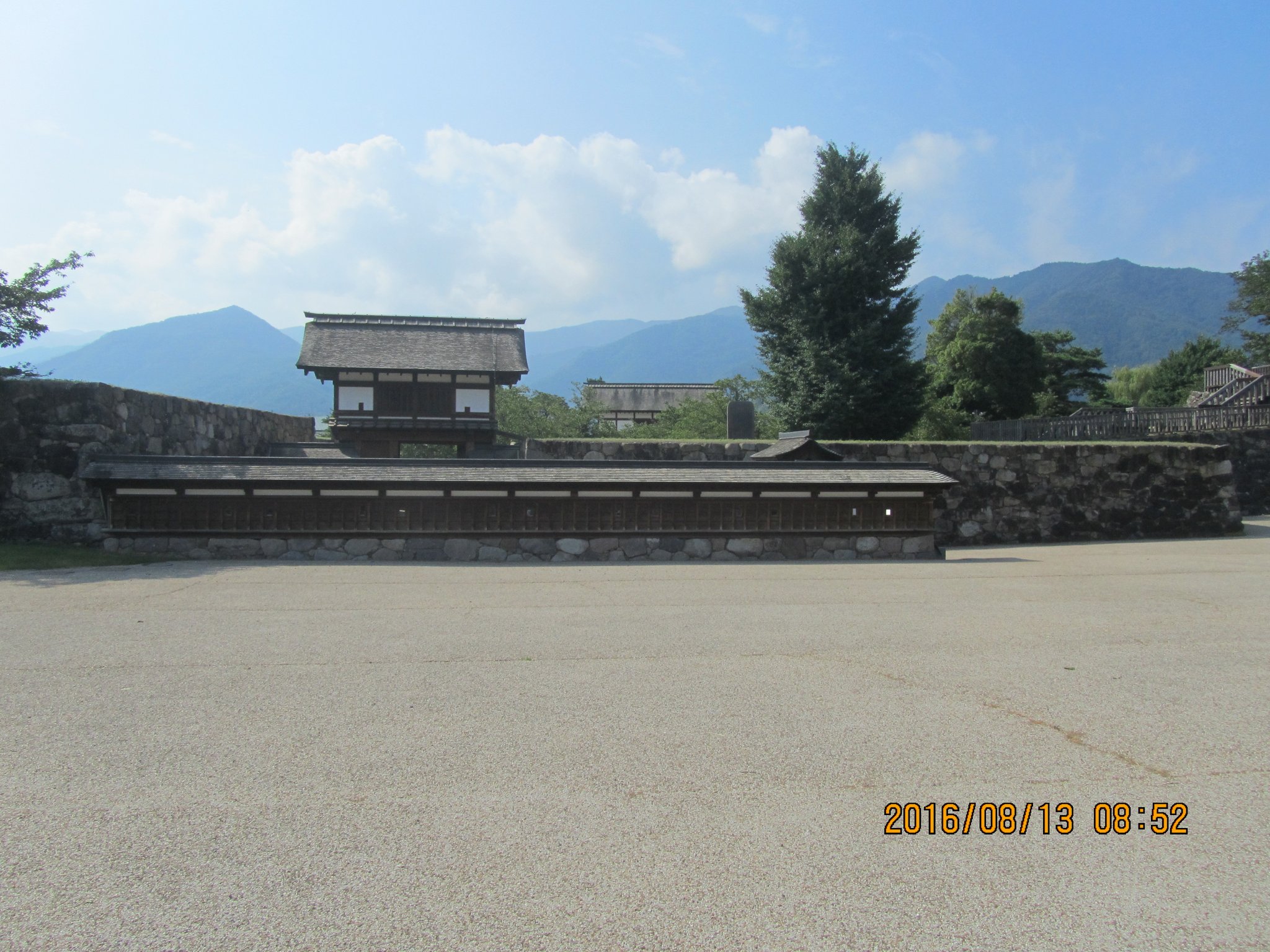 松代城は武田信玄の名言「人は城、人は石垣、人は堀、情（なさけ）は味方、仇（かたき）は敵なり」を彷彿させます。