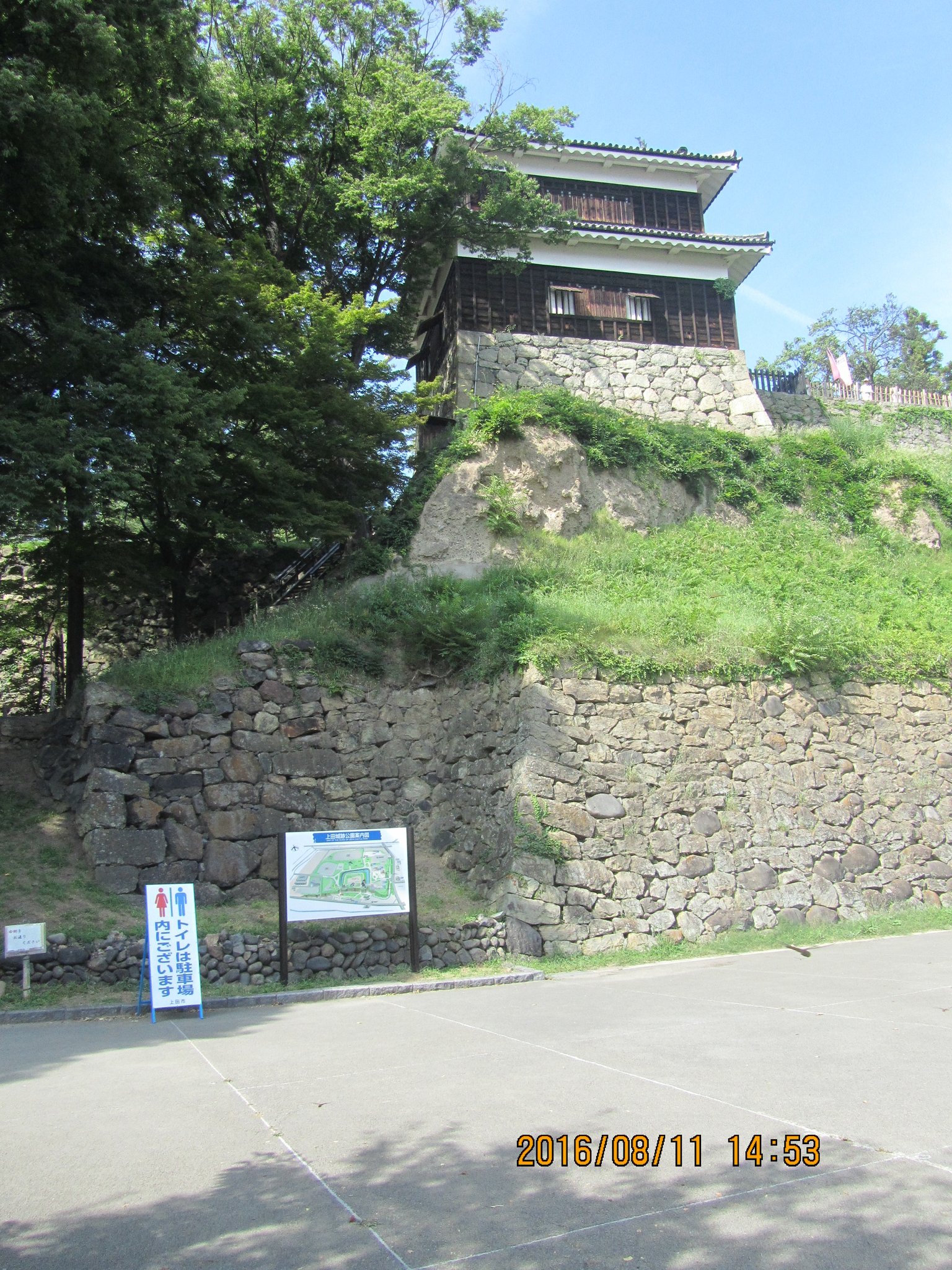 尼が淵から西櫓を望む。
