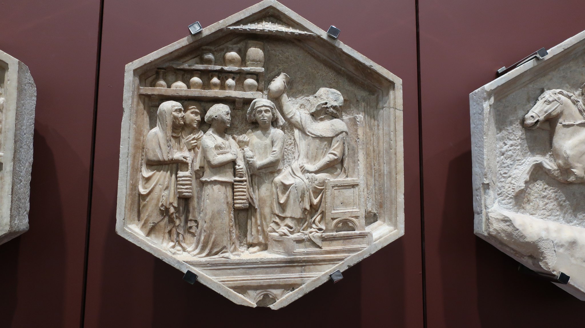 13世紀の修道院で、ビンを掲げて尿を観察している光景