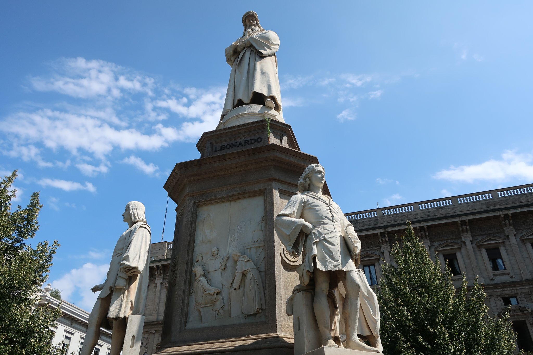 レオナルド・ダ・ヴィンチ像
