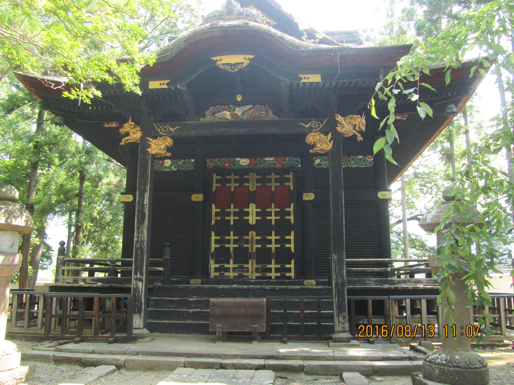 権現造（ごんげんづくり）の装飾が荘厳華麗。内部には信之と小松姫の位牌が並べられているそうです。