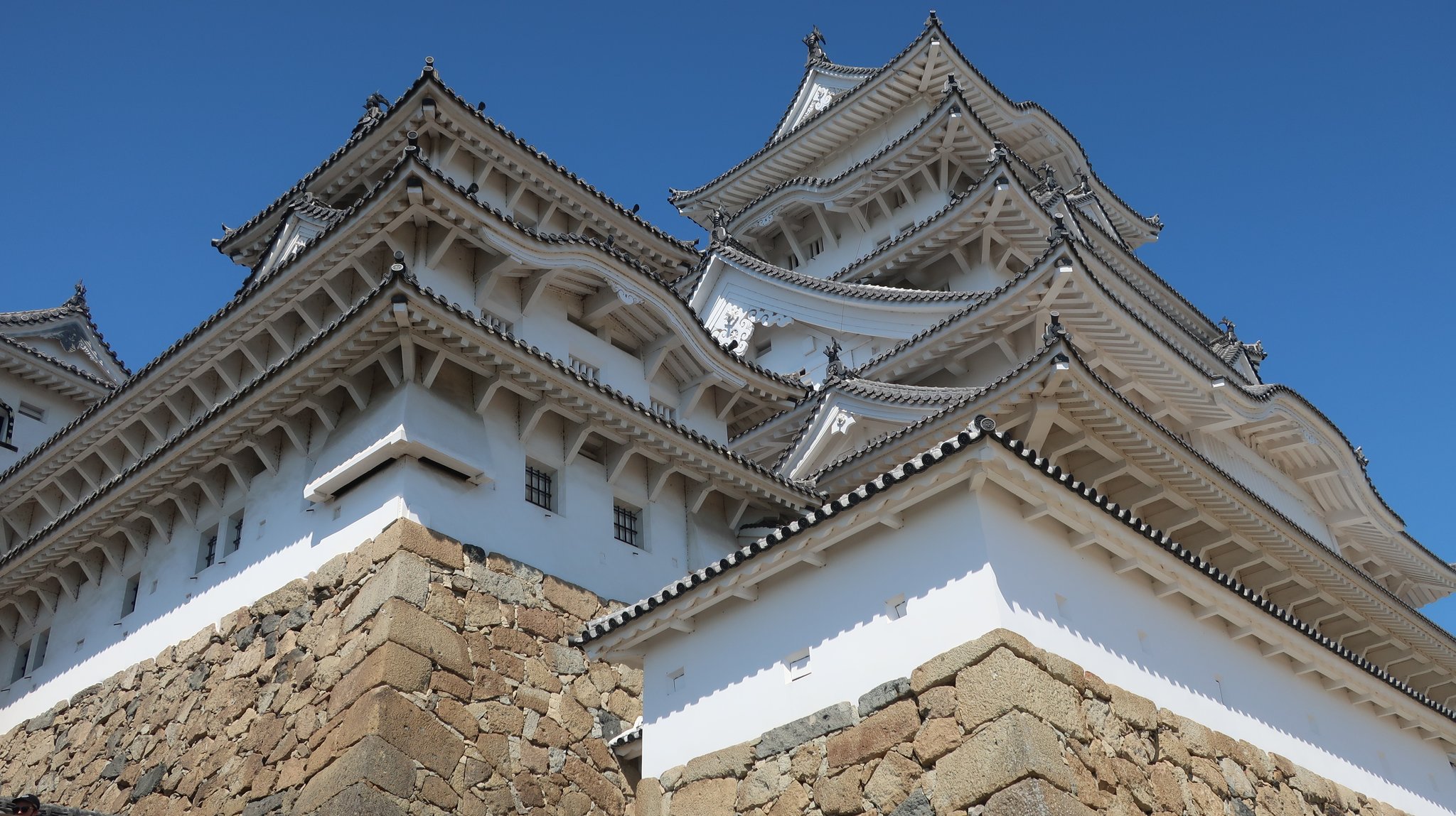 大天守、３つの小天守から成る連立式天守を有します。