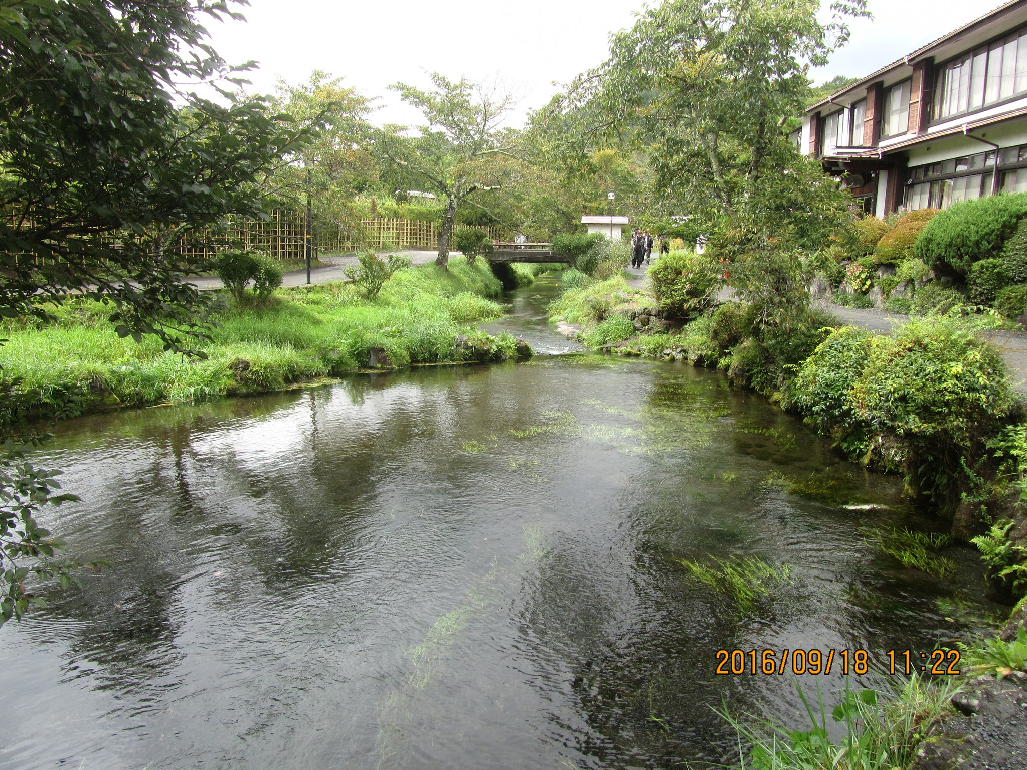 濁池（にごりいけ）。昔、みすぼらしい身なりの行者（ぎょうじゃ）が池の地主に飲み水を求めました。地主がただの乞食と思って断（ことわ）った途端、池が濁ってしまったそうです。