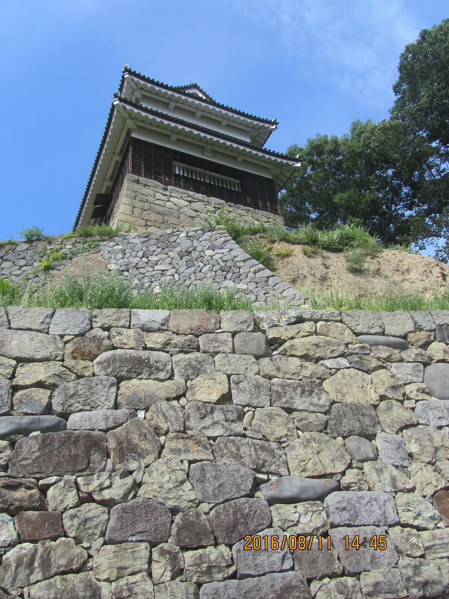 尼が淵から南櫓（みなみやぐら）を見上げる。