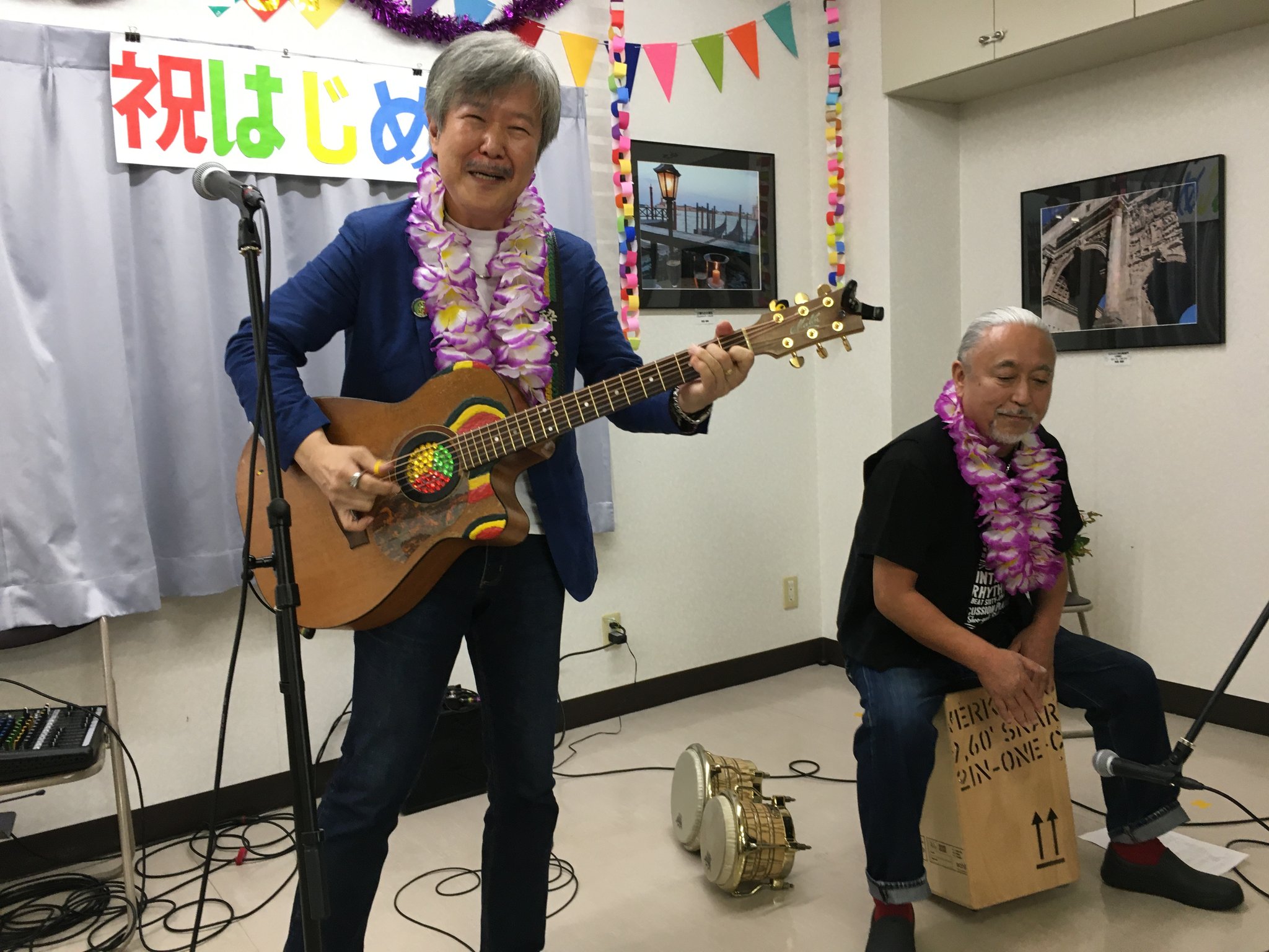 プロのギタリストとパーカッショニストを招きました。