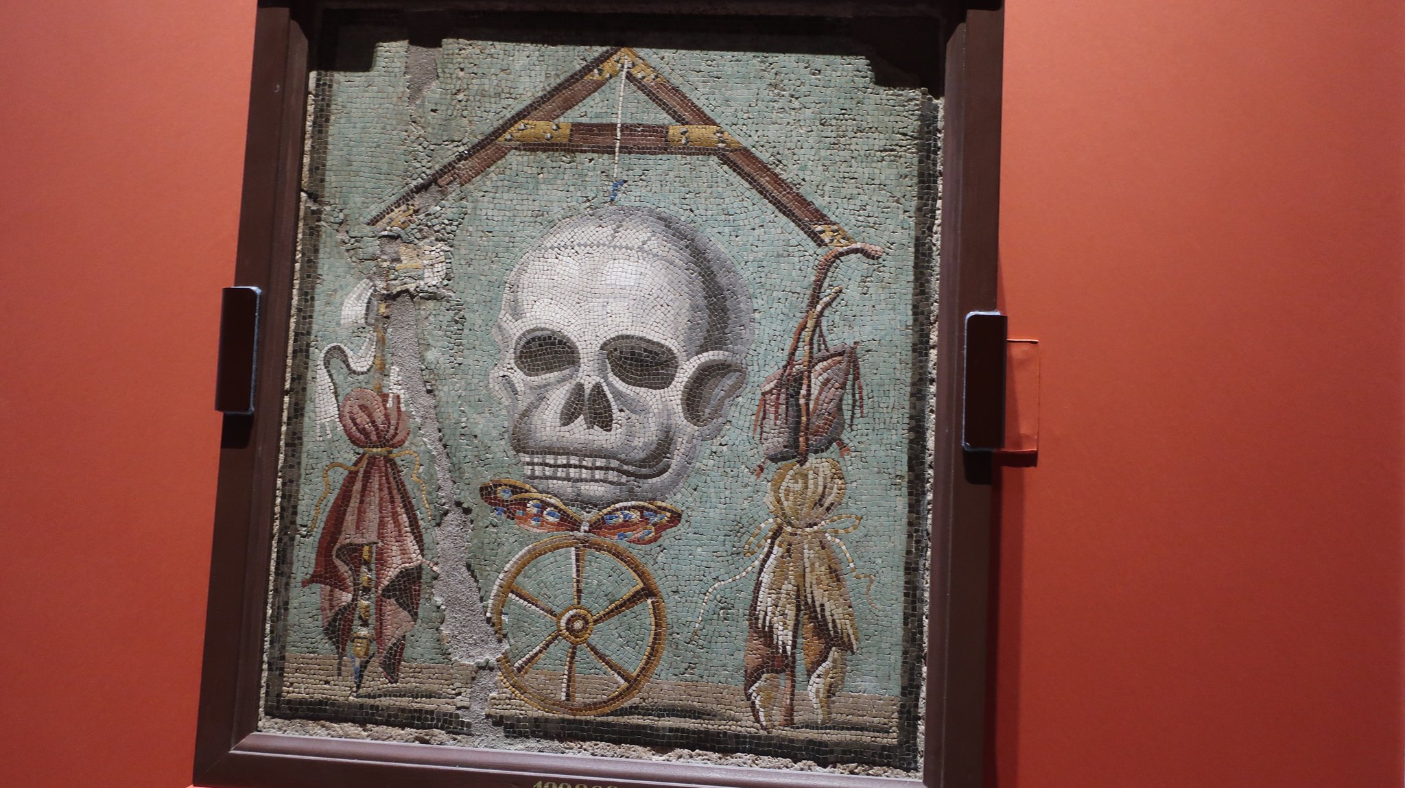 テーブル天板「メメント・モリ（死を忘れるな）」 死を表すドクロ、はかない命の蝶、富と権力、貧困を描いています。