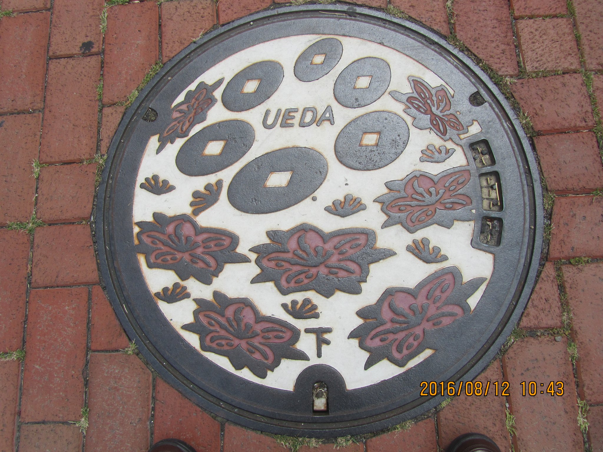 上田市内のマンホールには六文銭が描かれています。