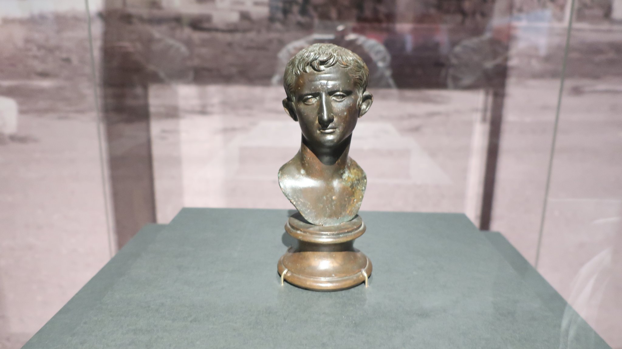 初代ローマ皇帝アウグストゥスの胸像。ジュリアス・シーザーの甥で、August（8月）の語源にもなりました。