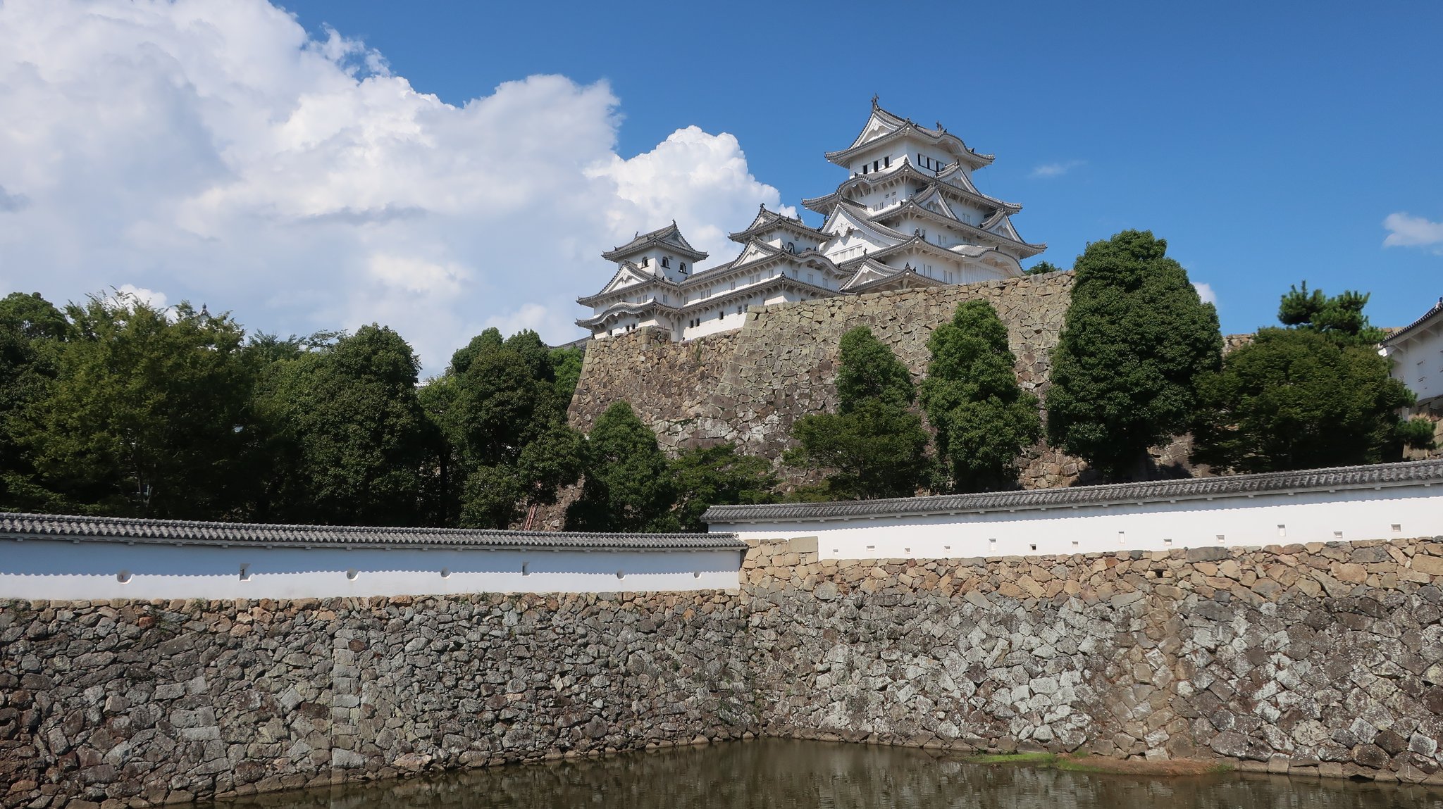 「白鷺（しらさぎ）城」という愛称にふさわしく、国宝、重要文化財に指定されています。