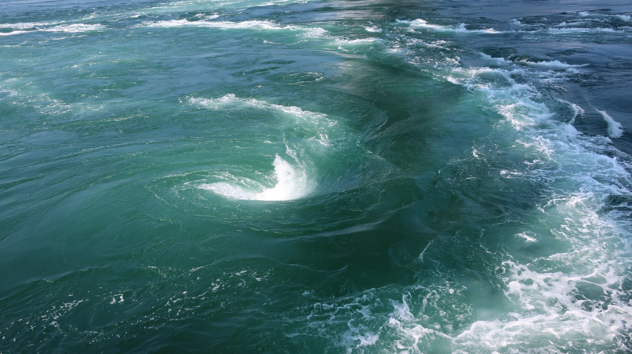 鳴門海峡で、瀬戸内海と紀伊水道からの潮流がぶつかり合い、渦が発生します。