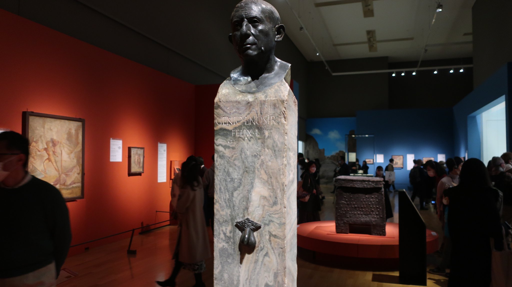 門柱を飾る解放奴隷の胸像と生殖器。