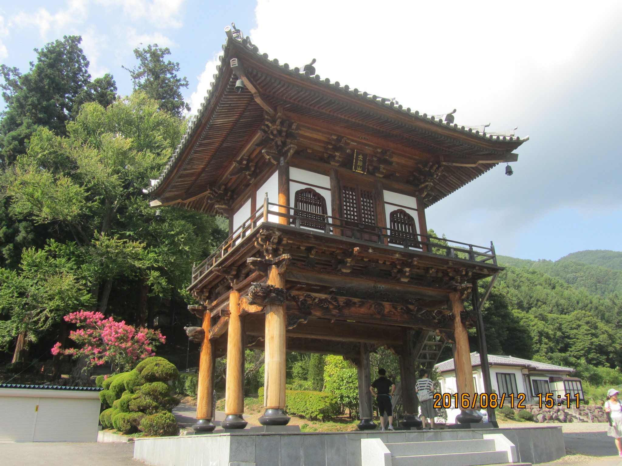 信綱寺（しんこうじ）。長篠（ながしの）の戦いにて討ち死にした真田信綱（のぶつな）・昌輝（まさてる）兄弟が眠ります。