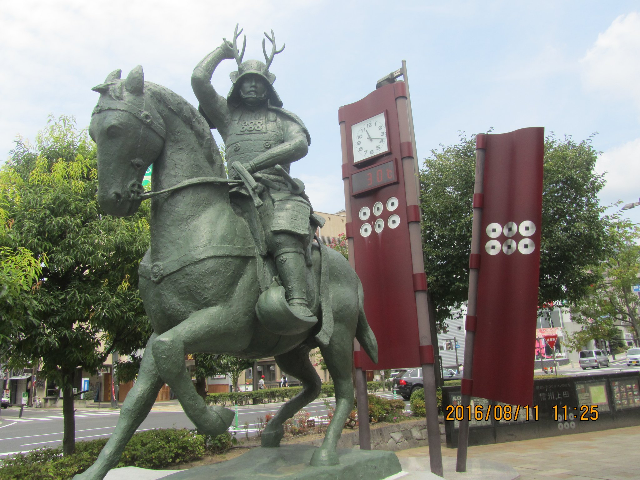 真田家の有名な家紋が「六文銭」です。  六文は仏教で三途の川の渡り賃を意味します。  つまり、「六文銭」には死ぬ覚悟で戦う武士の信念が込められています。   