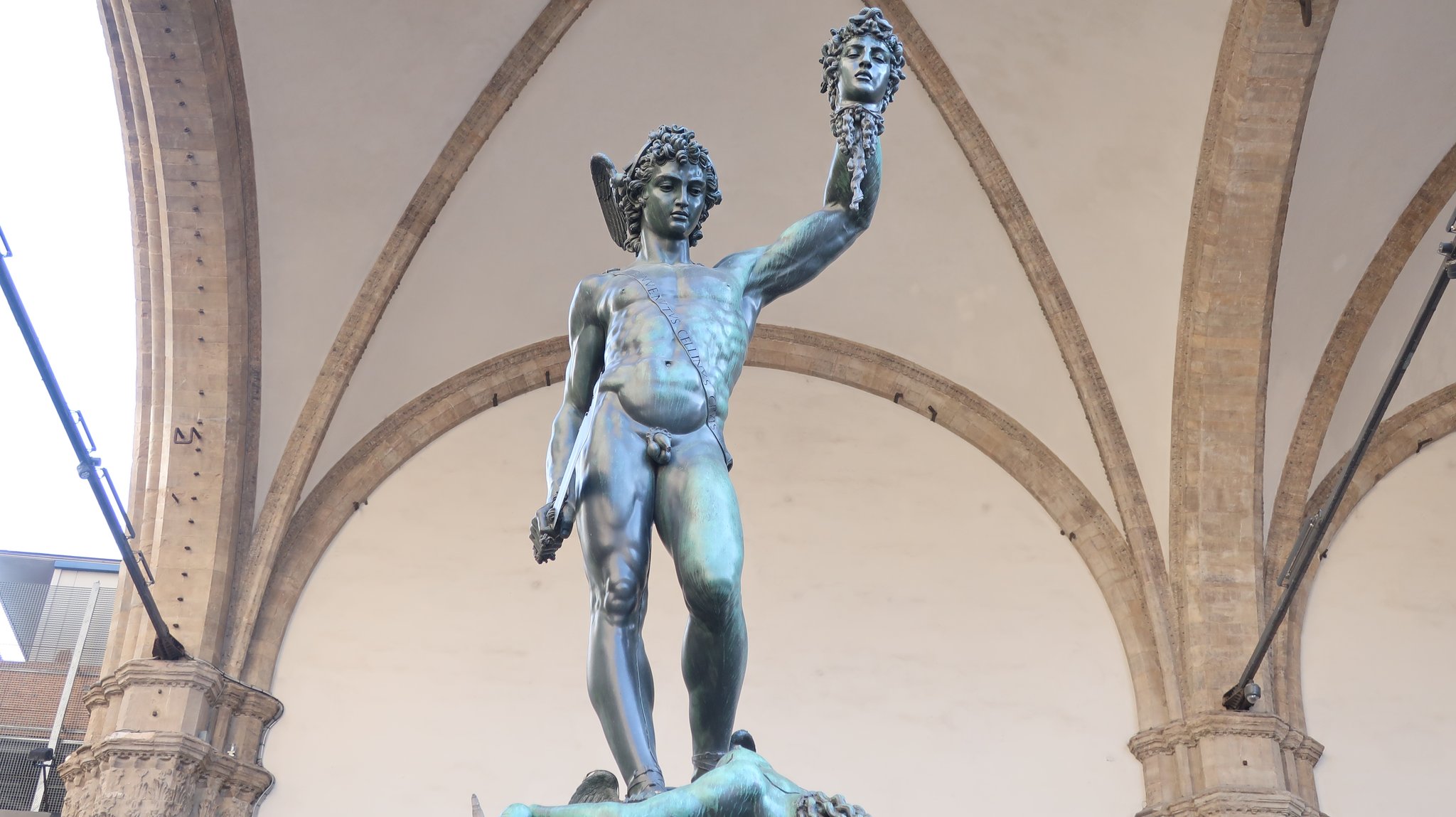 メドゥーサの首を掲げるペルセウス像