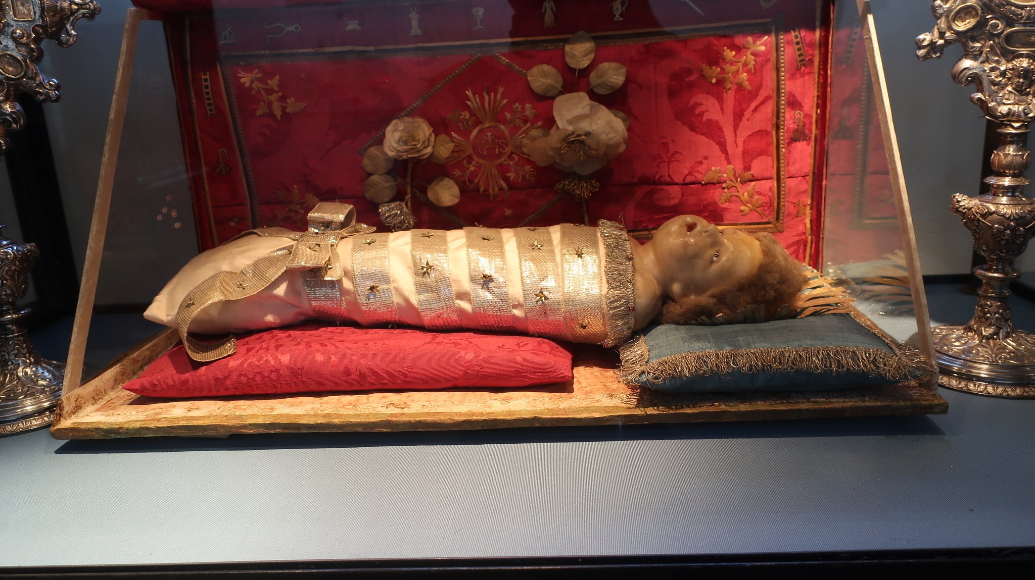 スワッドルを巻かれた幼児の人形