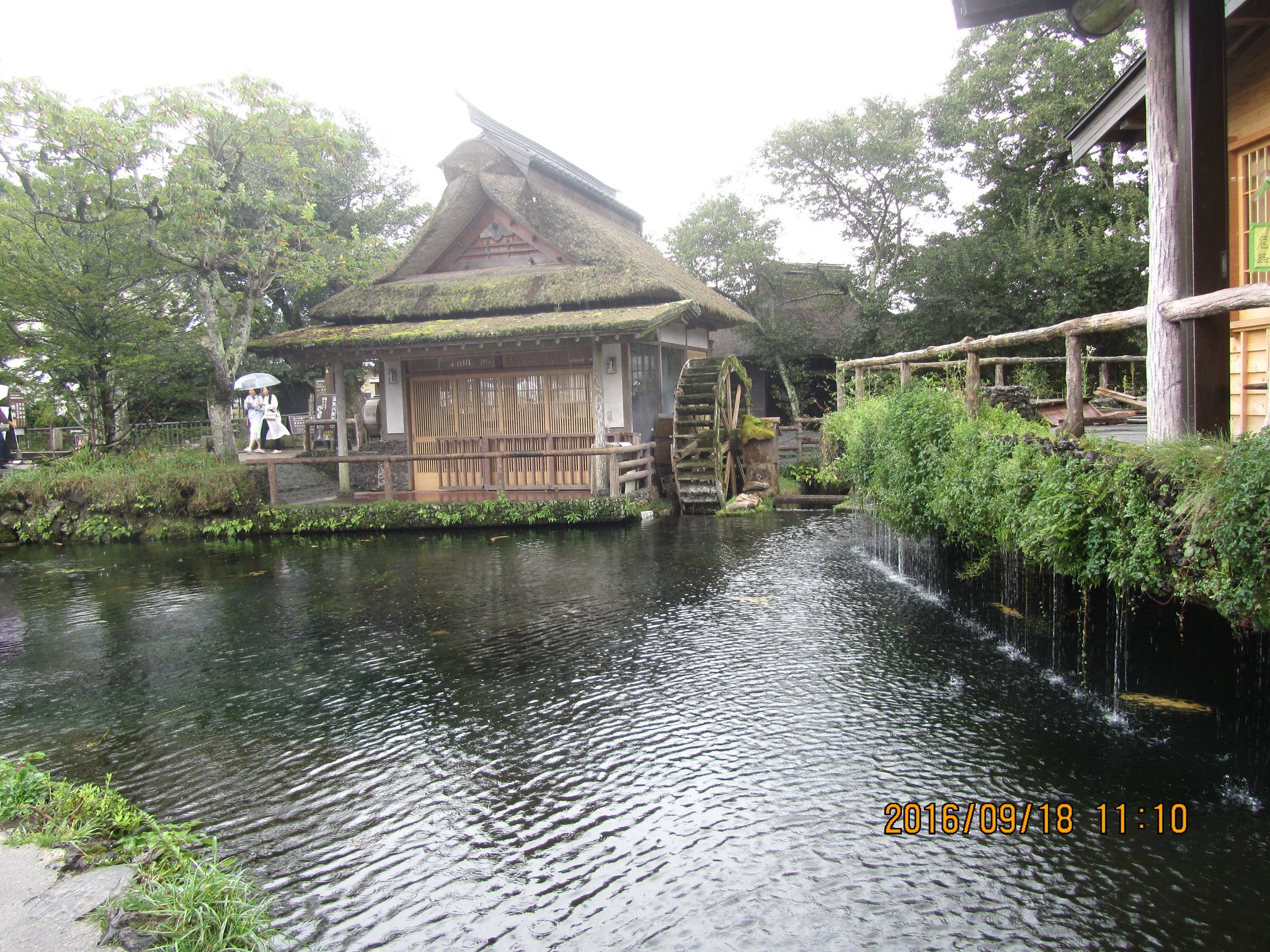 鏡池（かがみいけ）。この水には善悪を見分ける霊力があります。昔から、部落内で争いが起きれば、双方がこの池の水を浴びて身を清め祈願すると解決したそうです。