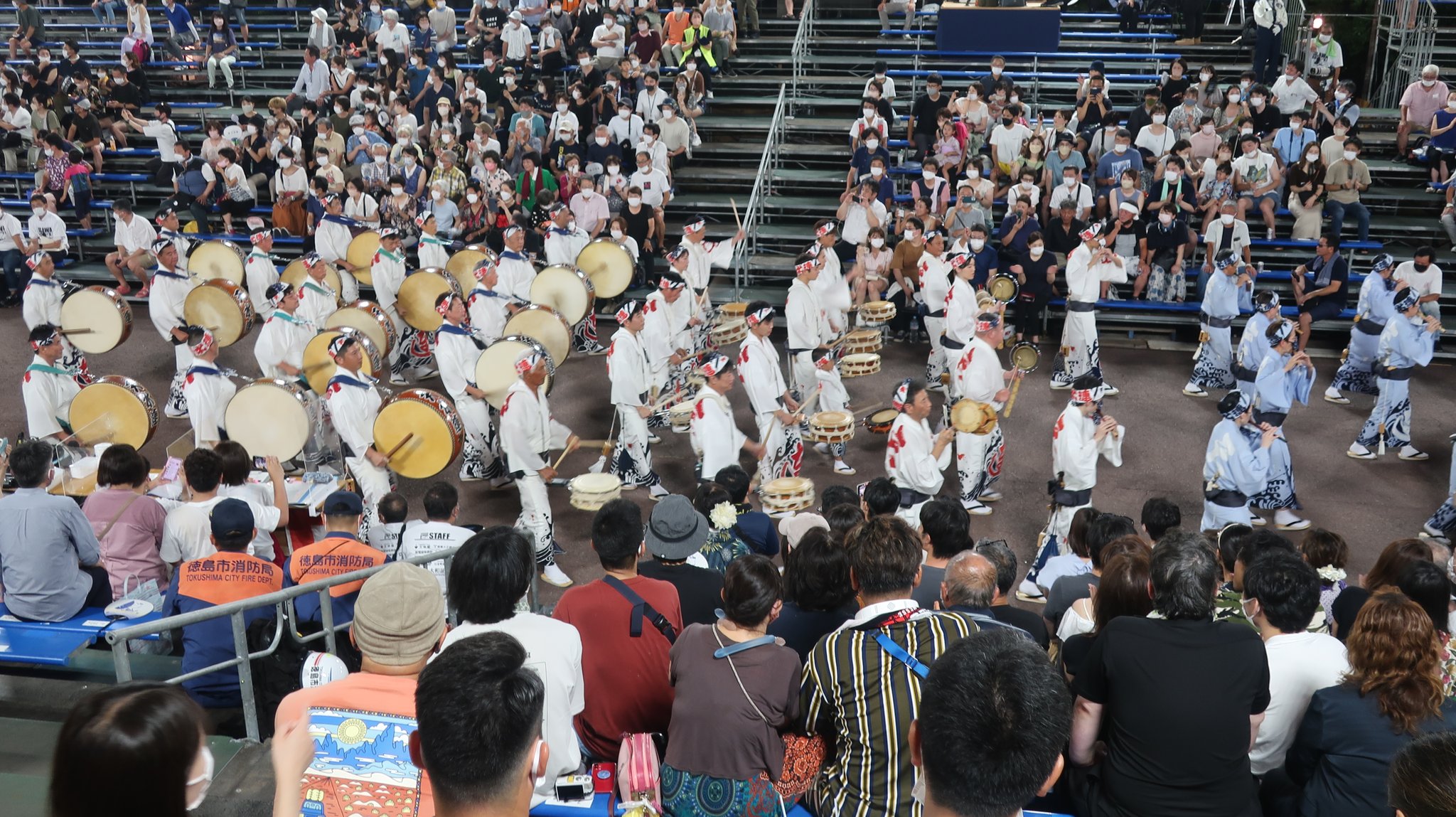 軽快なリズムに合わせて、踊り手達が町中を練り歩きます。