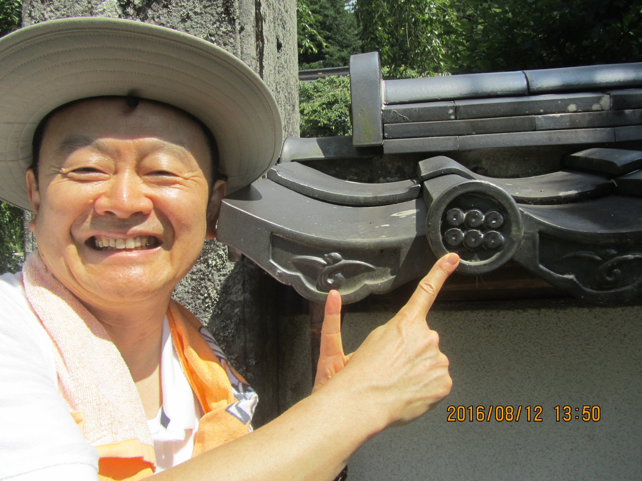 屋根瓦には六文銭と共に、やはり真田の家紋の「結（むす）び雁金（かりがね）」が彫られています。この家紋は、六文銭とは対照的に、平時に用いられました。雁（かり）は集団で飛ぶゆえに、「絆（きずな）」の象徴だそうです。