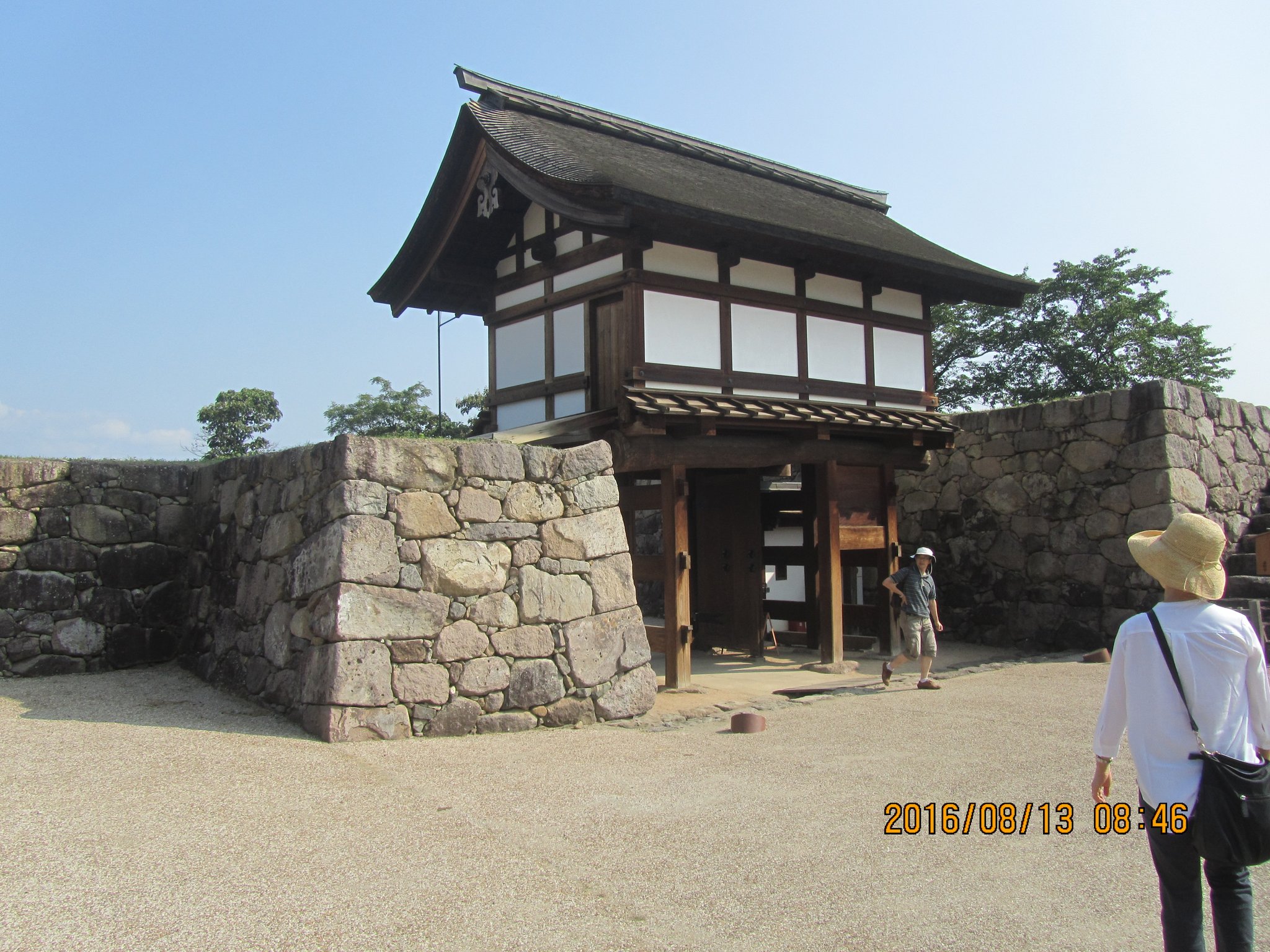 松代城は石垣、土塁、水堀が大変美しいです。