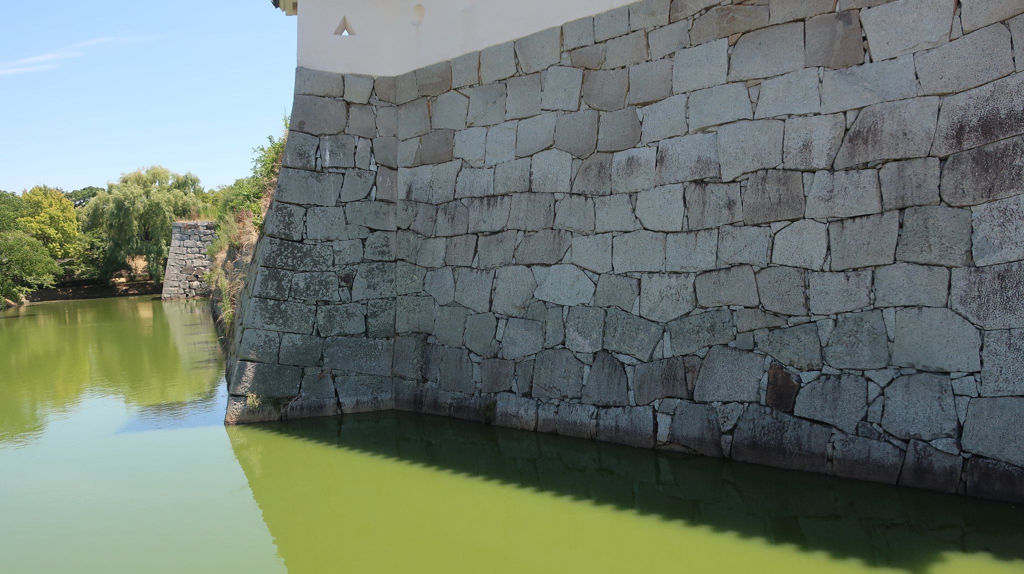 浅野長矩が刃傷事件を起こした為、赤穂城は江戸幕府に召し上げられました。