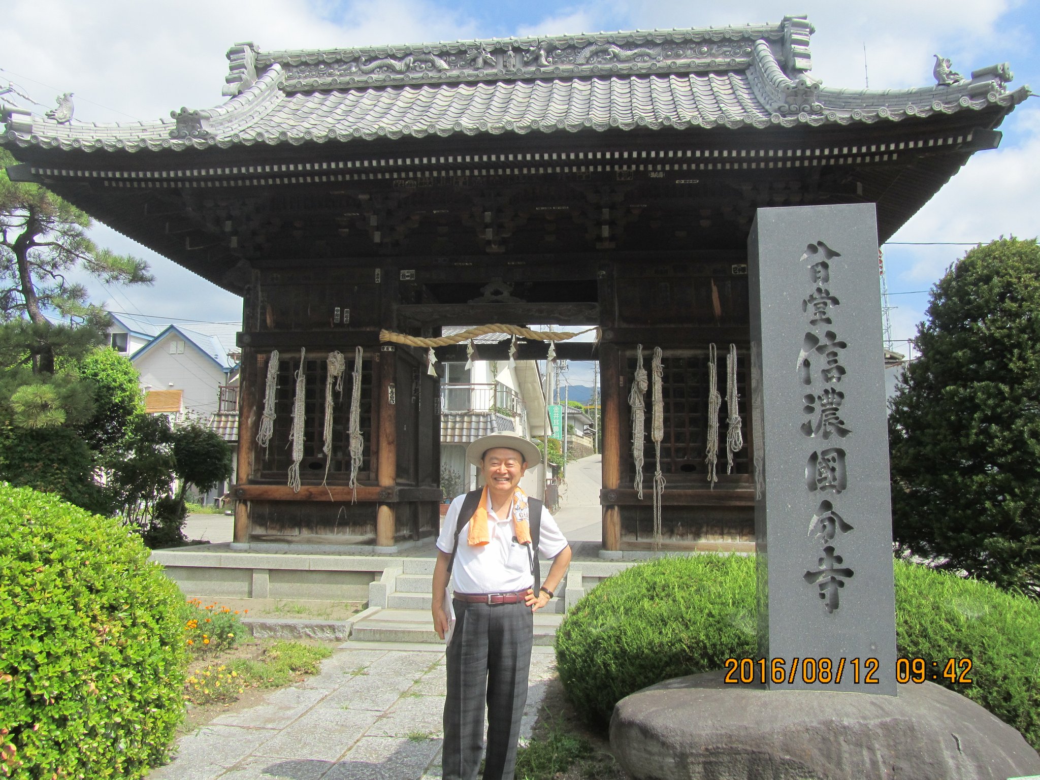 信濃（しなの）国分寺（こくぶんじ）。  1600年（慶長5年）、関ヶ原の合戦直前、上田城に籠城（ろうじょう）していた西軍・石田三成（みつなり）方の真田昌幸・信繁（幸村）父子は、東軍・徳川家康（いえやす）方の使者としてやって来た信幸とここで会見しました。  降伏を促す信之に対し、昌幸は受け入れる振りをしながら、徳川を迎え撃つ準備を進めました。