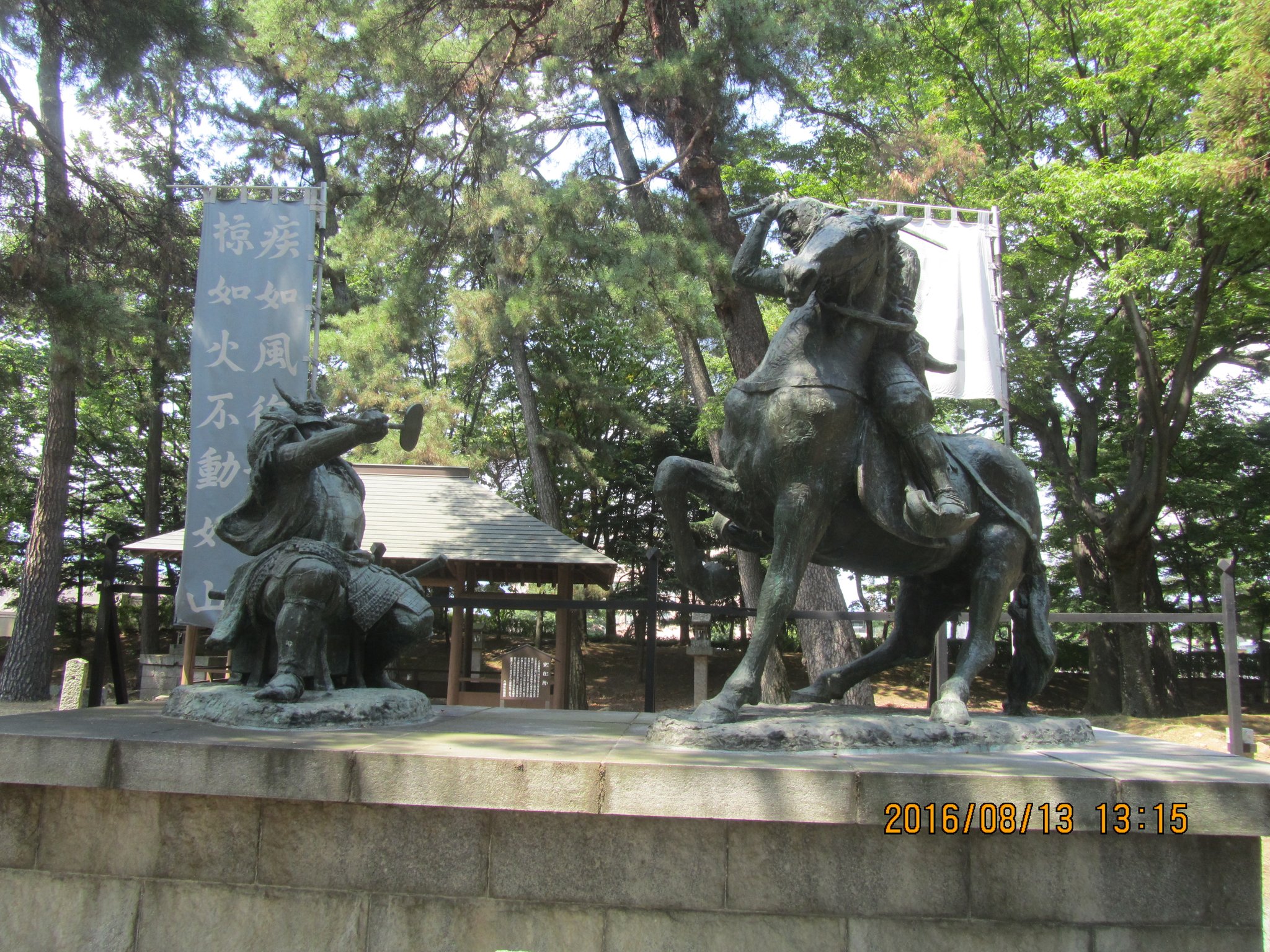 八幡原（はちまんばら）史跡公園にある信玄・謙信一騎討ちの像。永禄4年（1561年)の第四次川中島合戦における両雄激突。