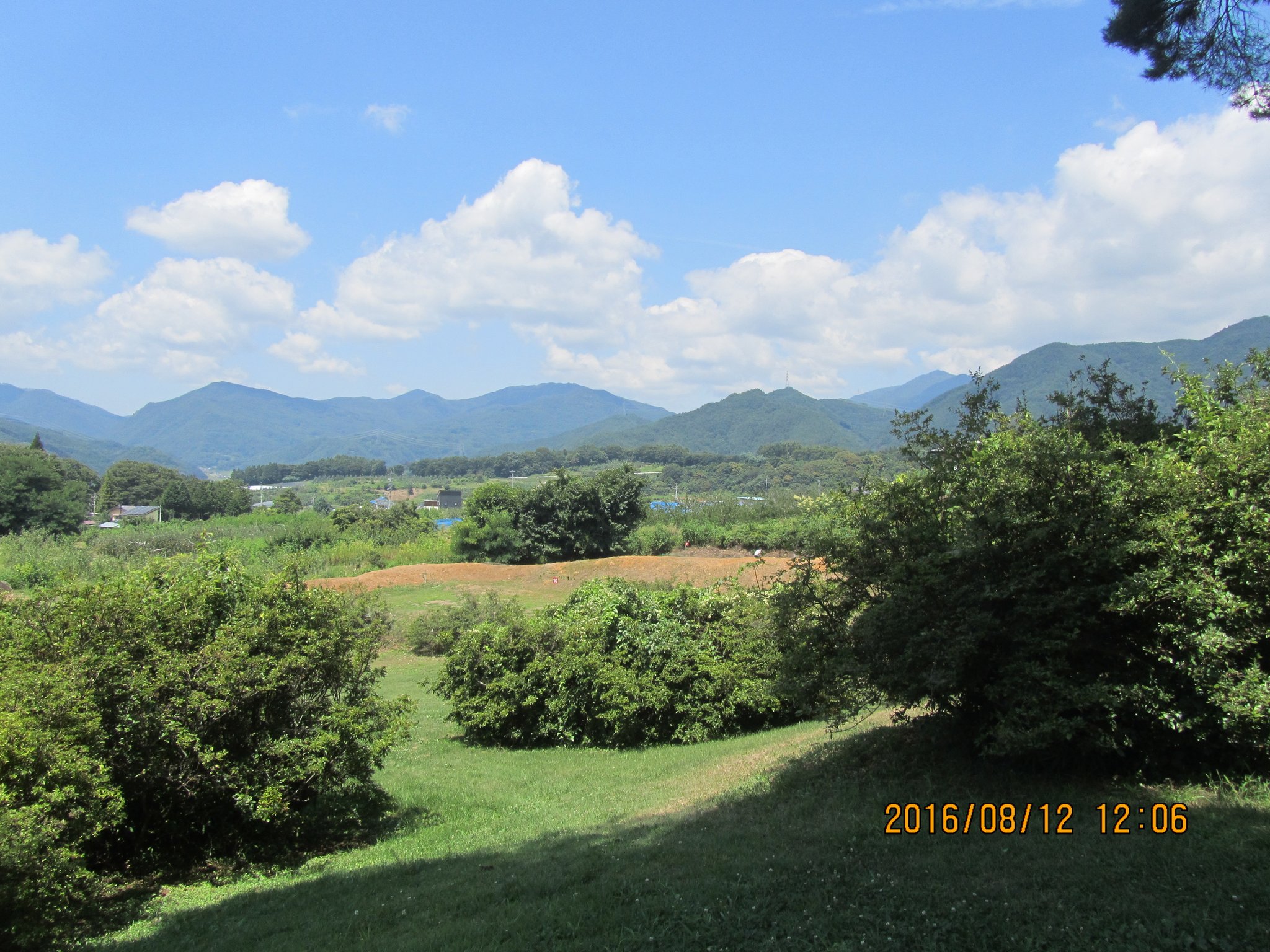 真田氏館跡から真田郷を望む。