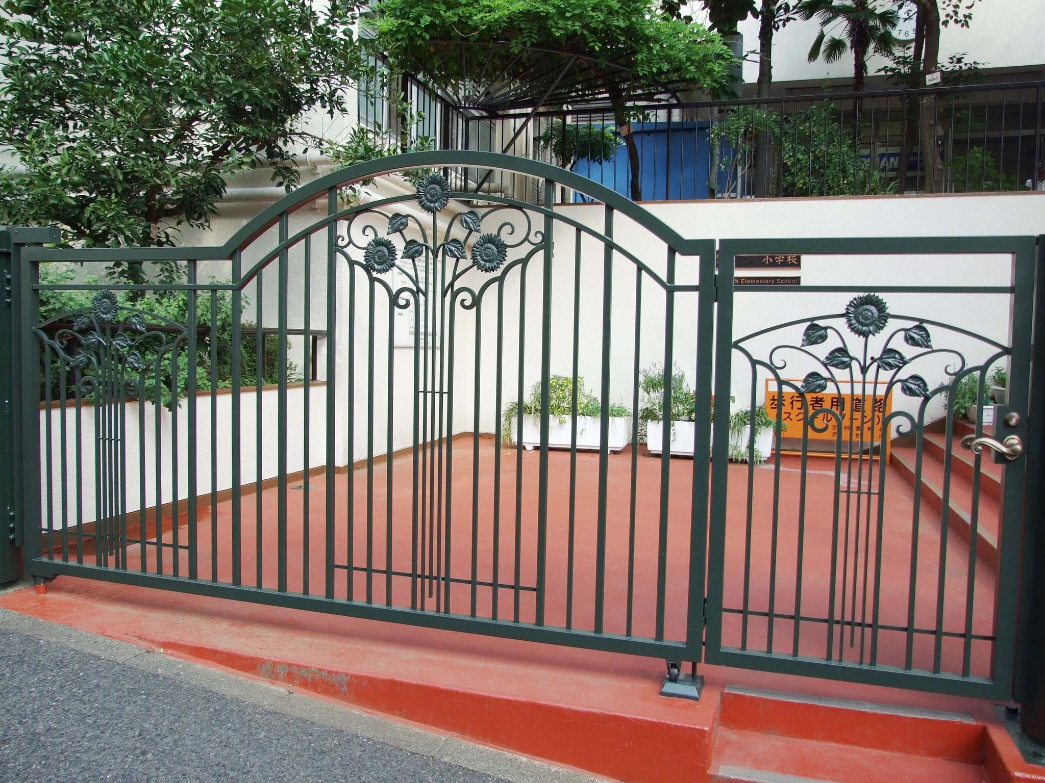小学校 門扉（渋谷区）
